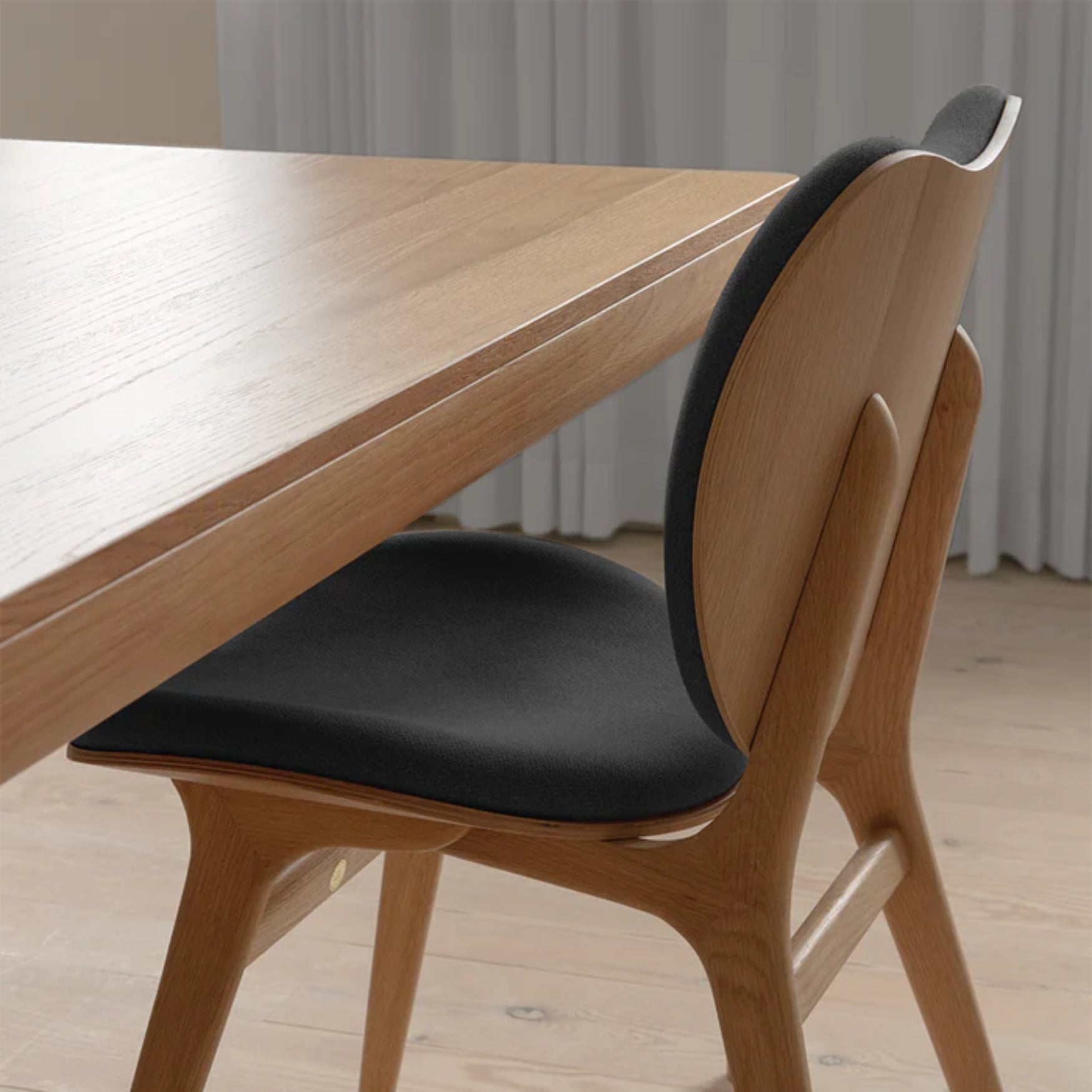 CONVERSATION chair dark gray with oak base