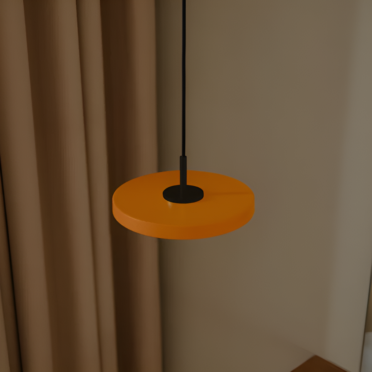 Pendelleuchte ASTERIA MICRO orange mit schwarzem Einsatz