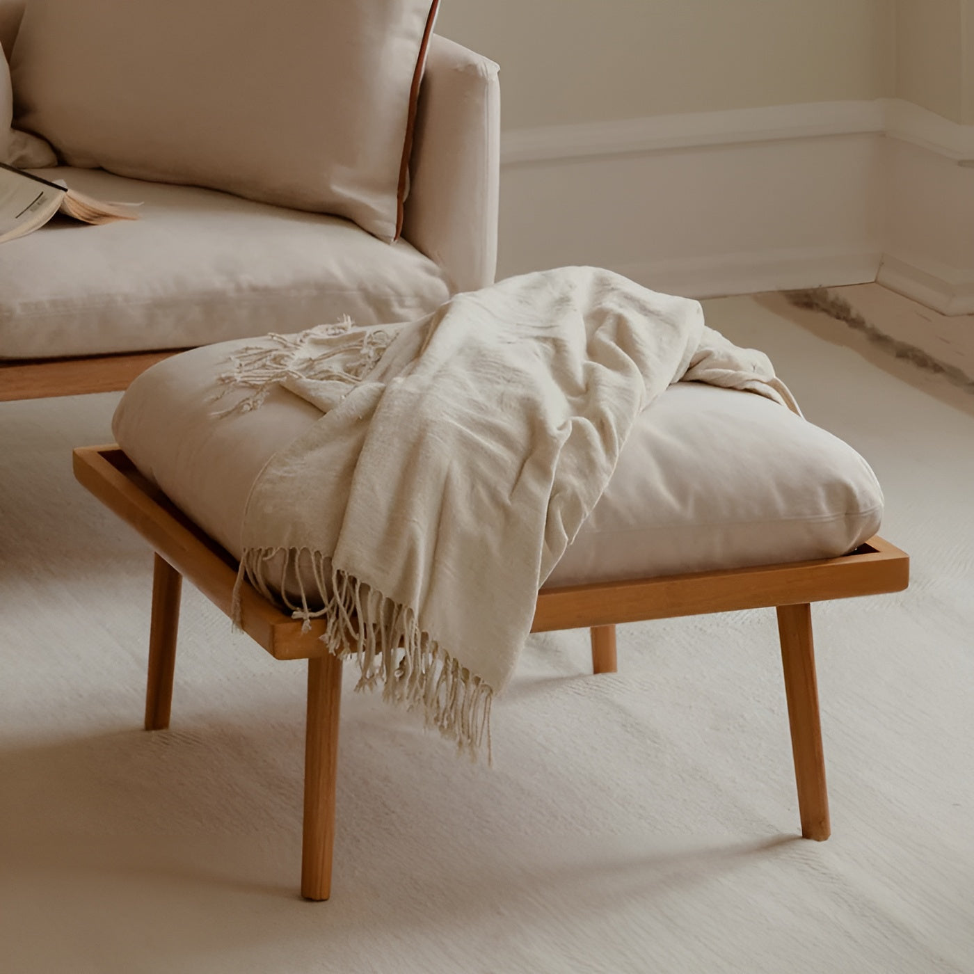 Lounge Around Shuffle Puff broken white with dark oak base