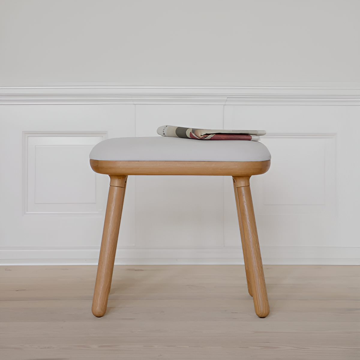 PAFF stool broken white with oak base