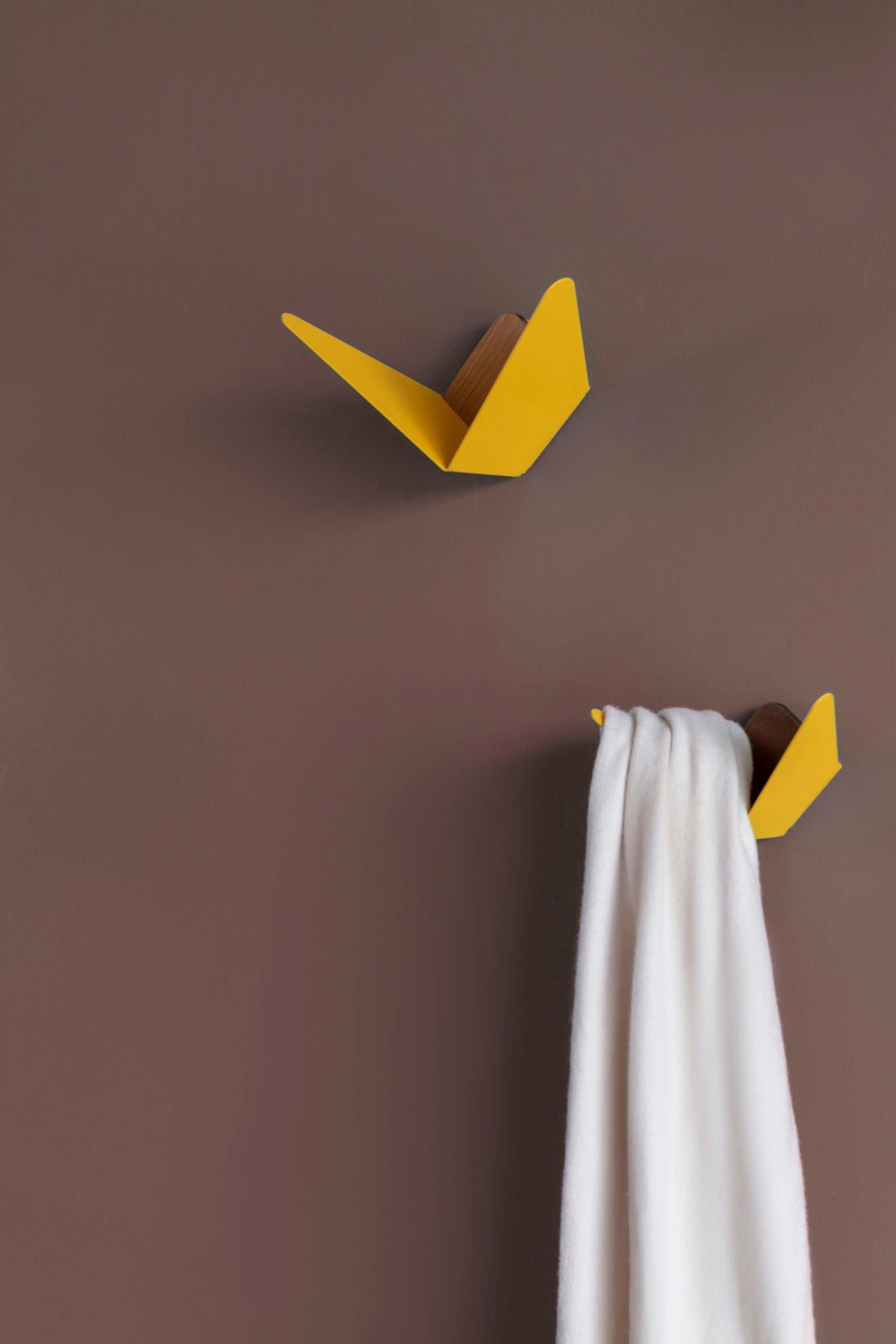 Wieszak BUTTERFLIES szafranowy UMAGE Eye on Design