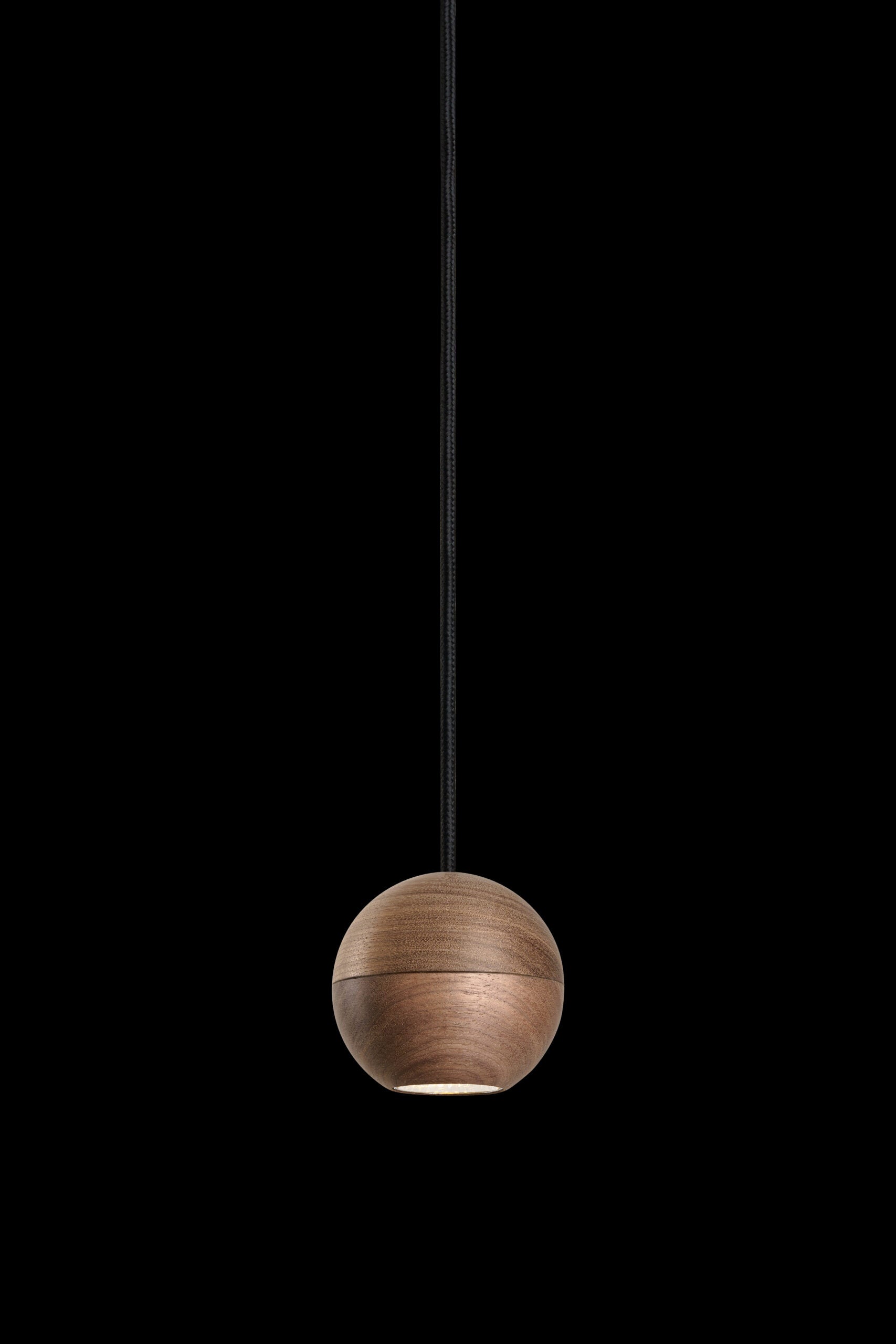 WOODOO Pendelleuchte aus massivem Nussbaumholz