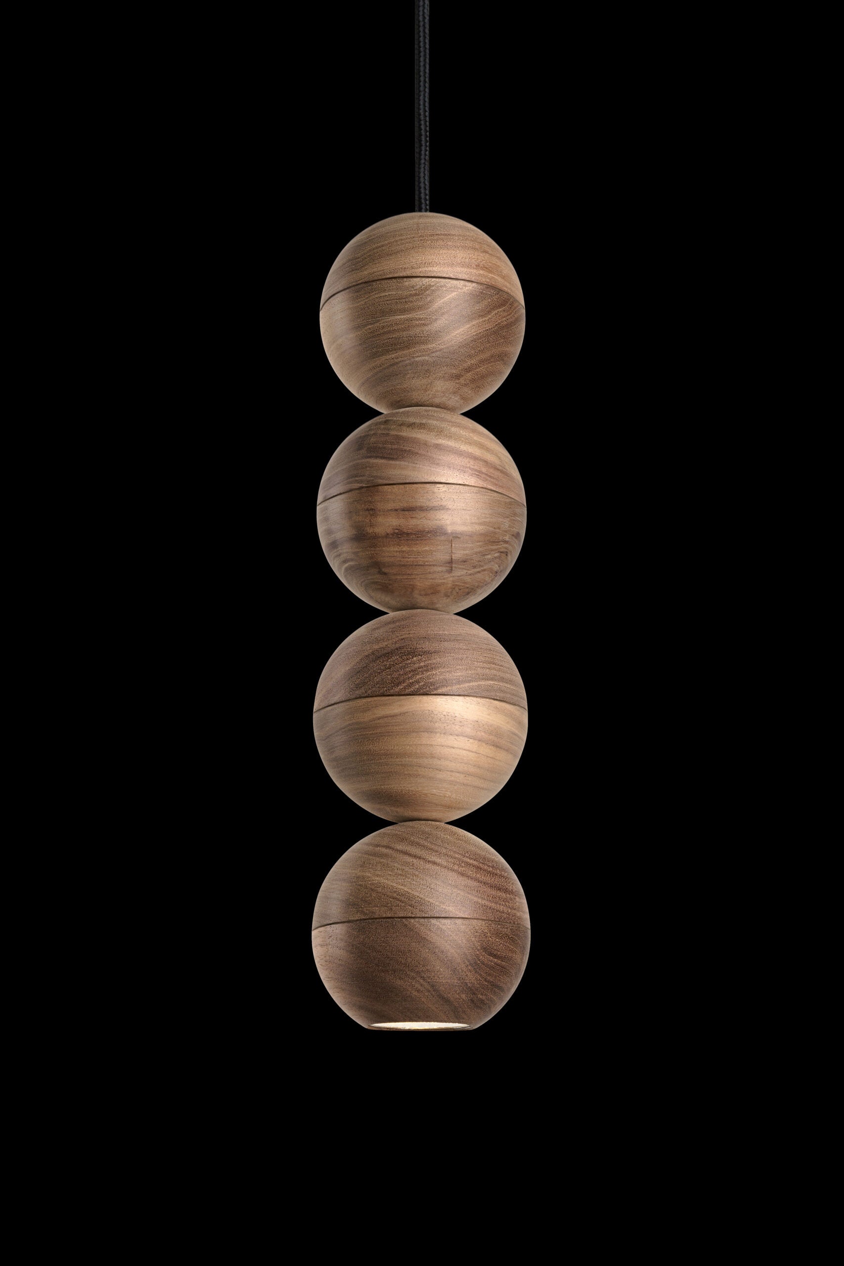 WOODOO Pendelleuchte aus massivem Nussbaumholz