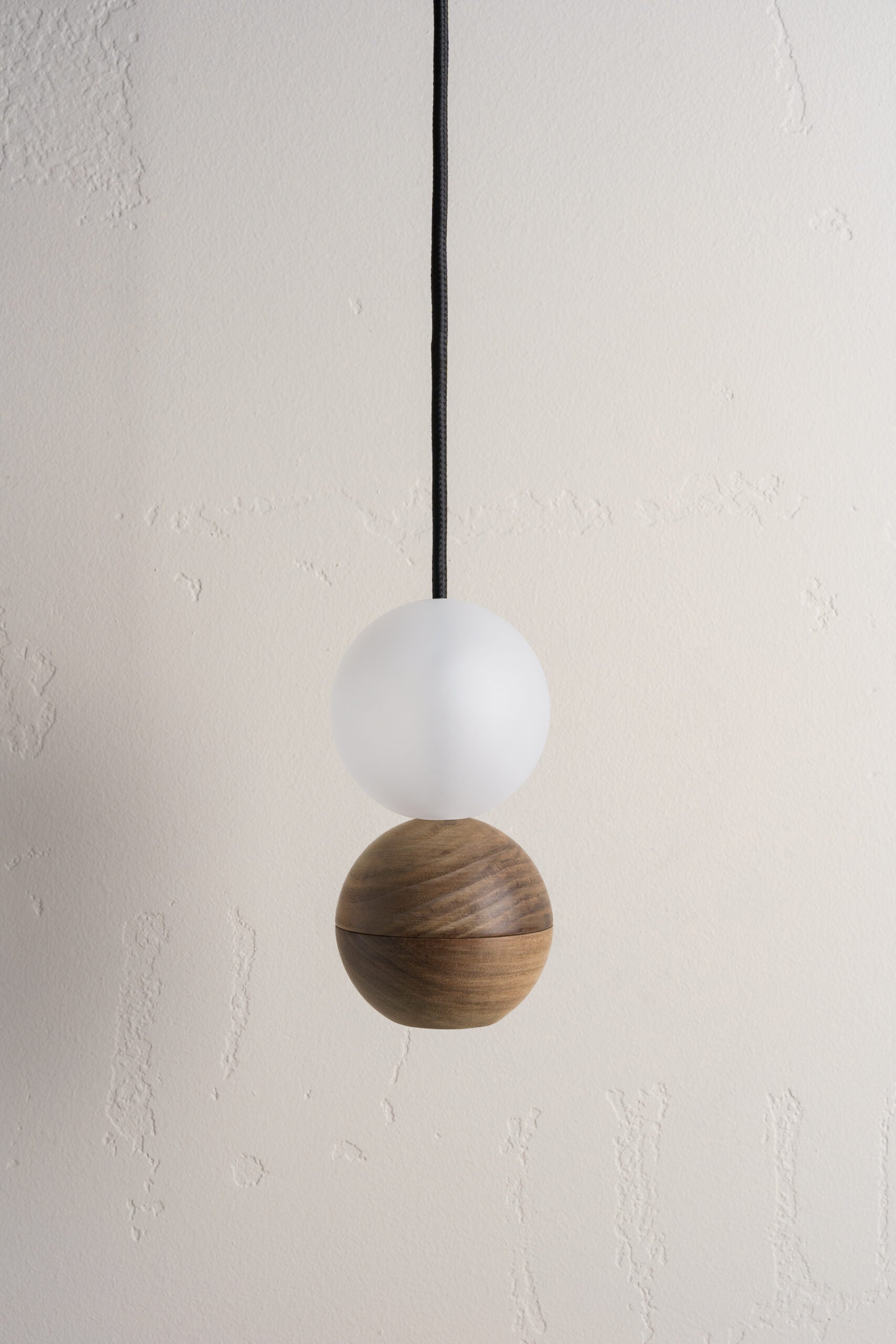 WOODOO GLASS Pendelleuchte aus massivem Walnussholz