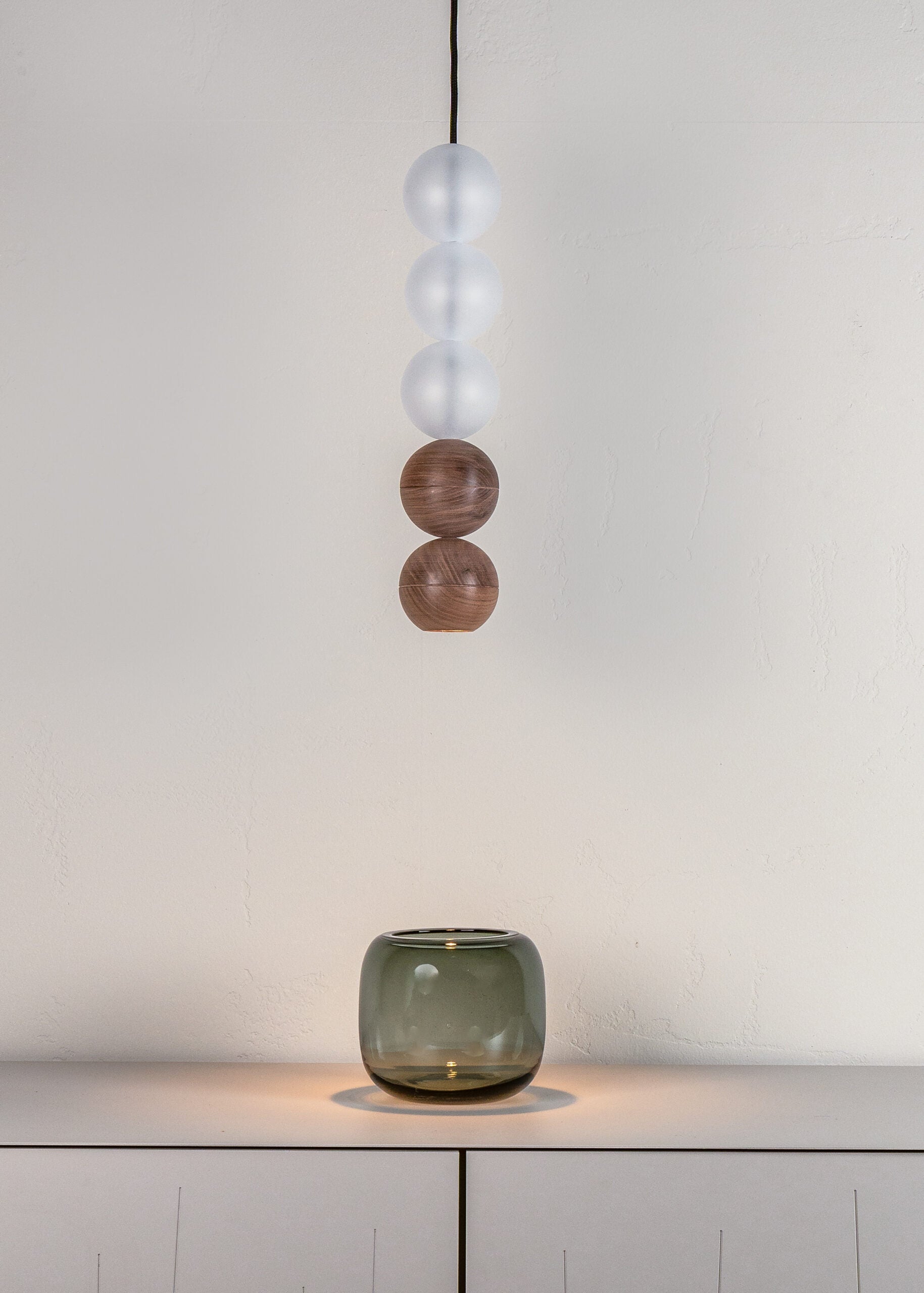WOODOO GLASS Pendelleuchte aus massivem Walnussholz