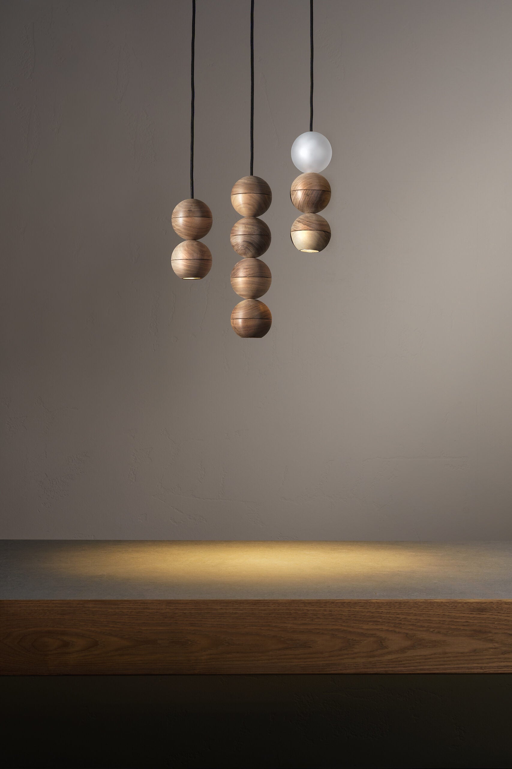 WOODOO GLASS Pendelleuchte aus massivem Walnussholz