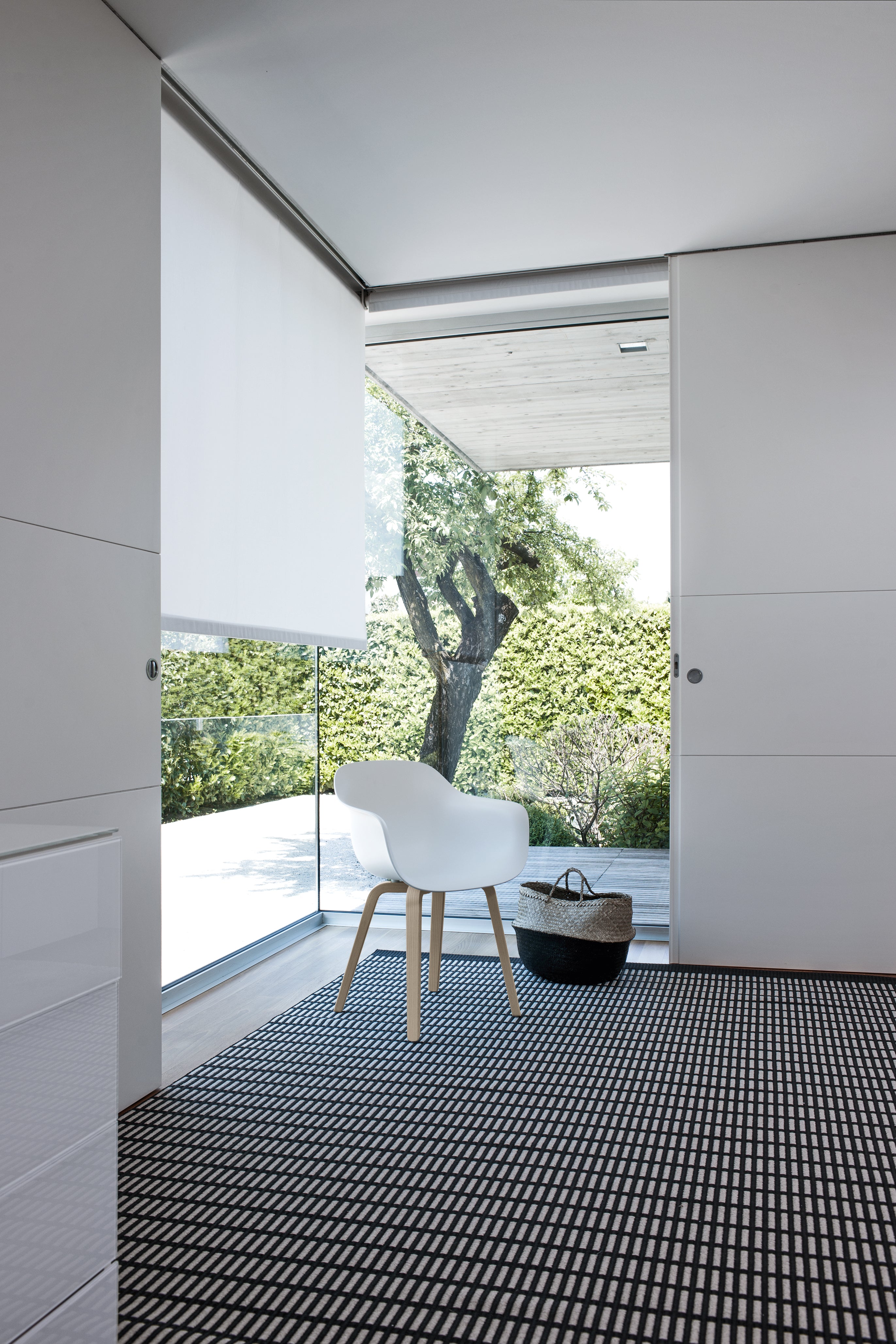 Fotel SUBSTANCE z drewnianymi nogami czarny Magis Eye on Design