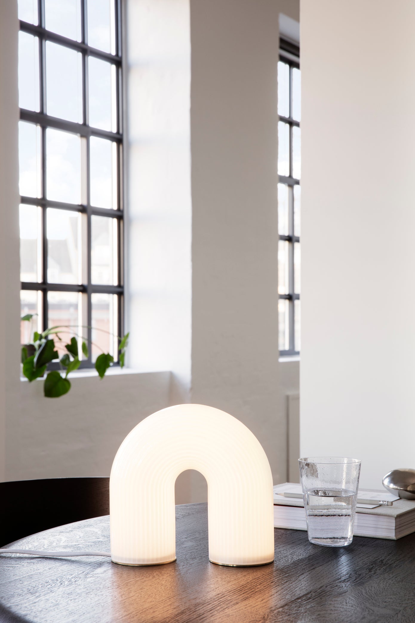 Table lamp VUELTA Milk glass
