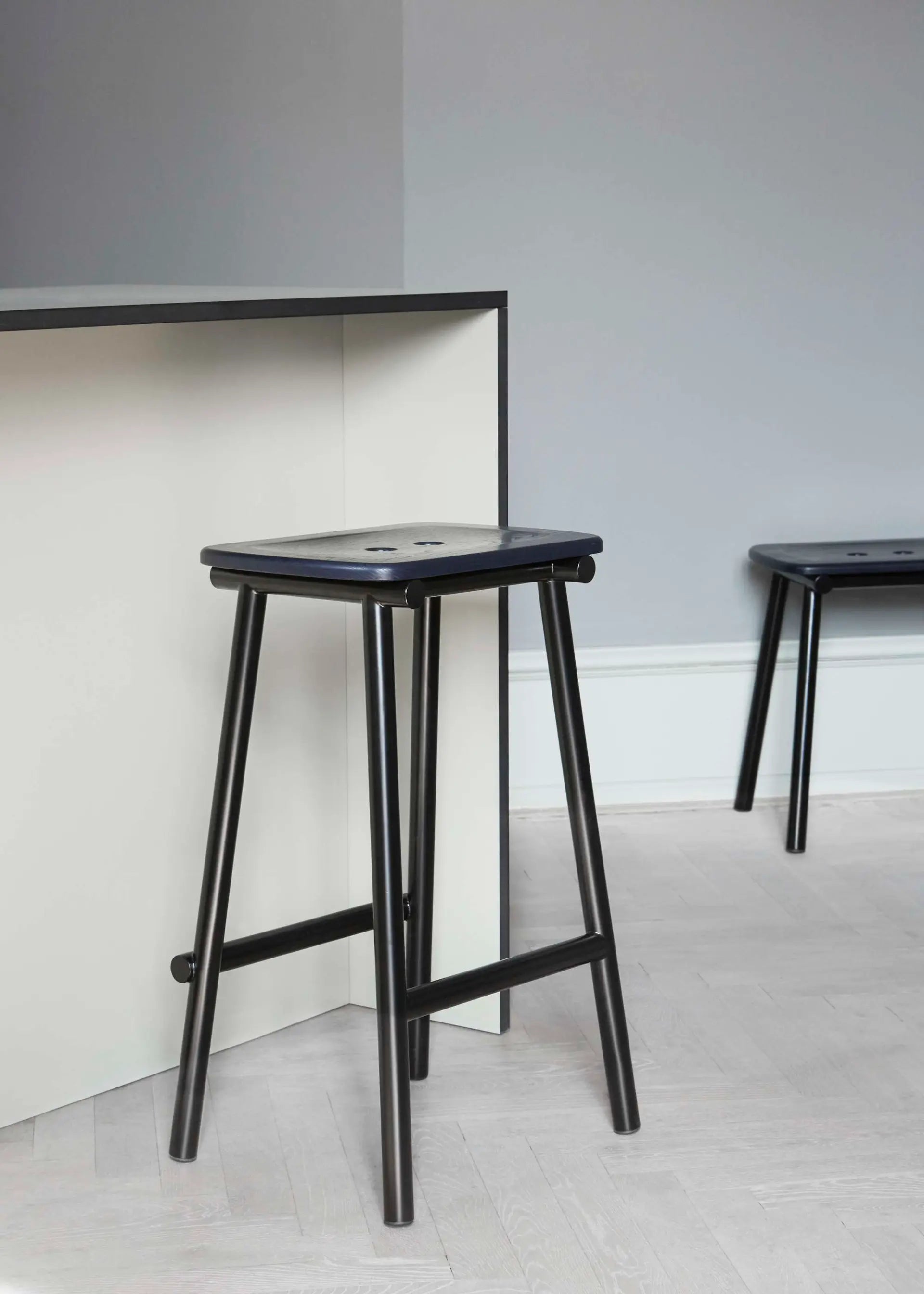Hocker TUBBY TUBE navyblau mit schwarzem Fuß