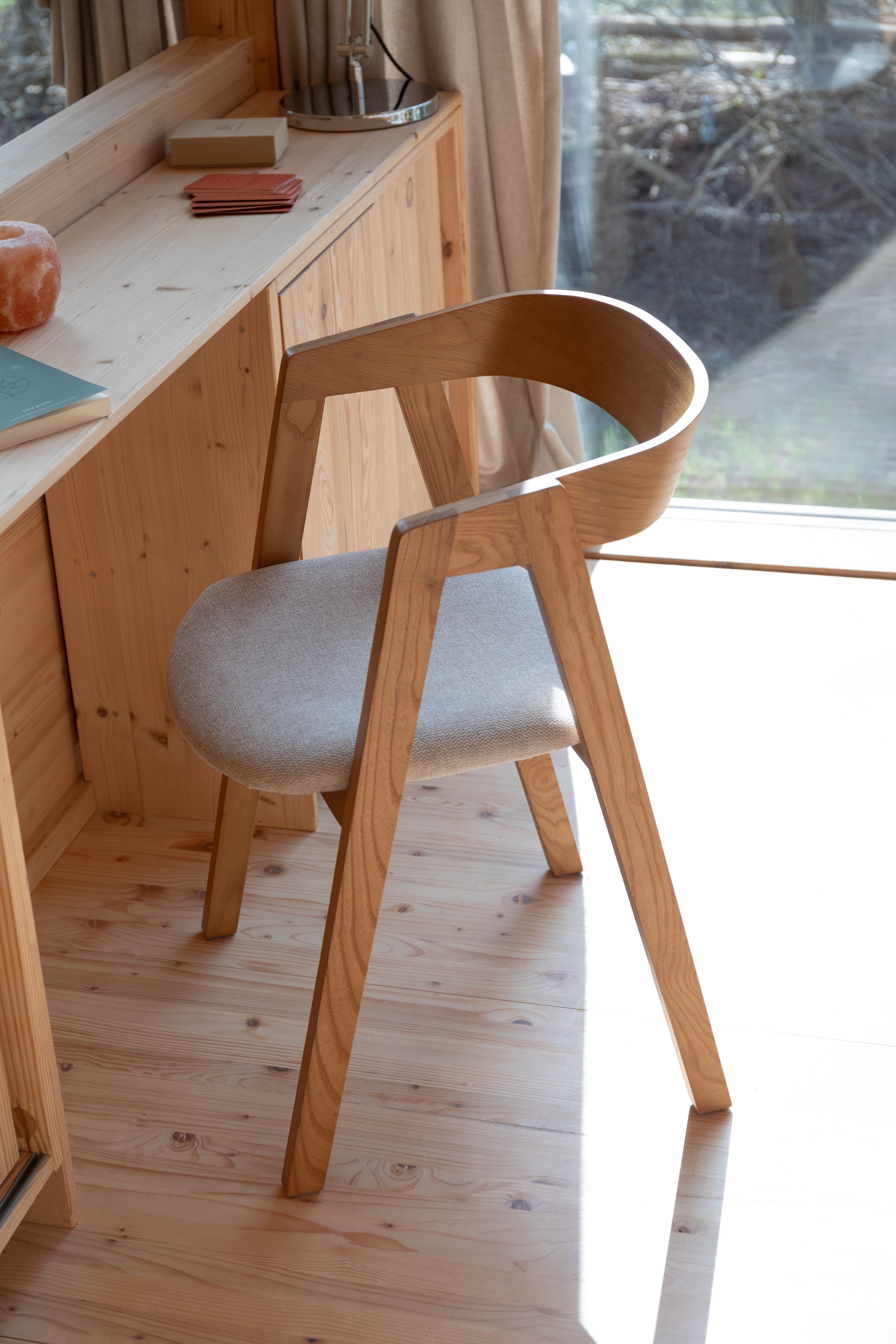 Stuhl MADS aus Eschenholz mit beigem Sitz