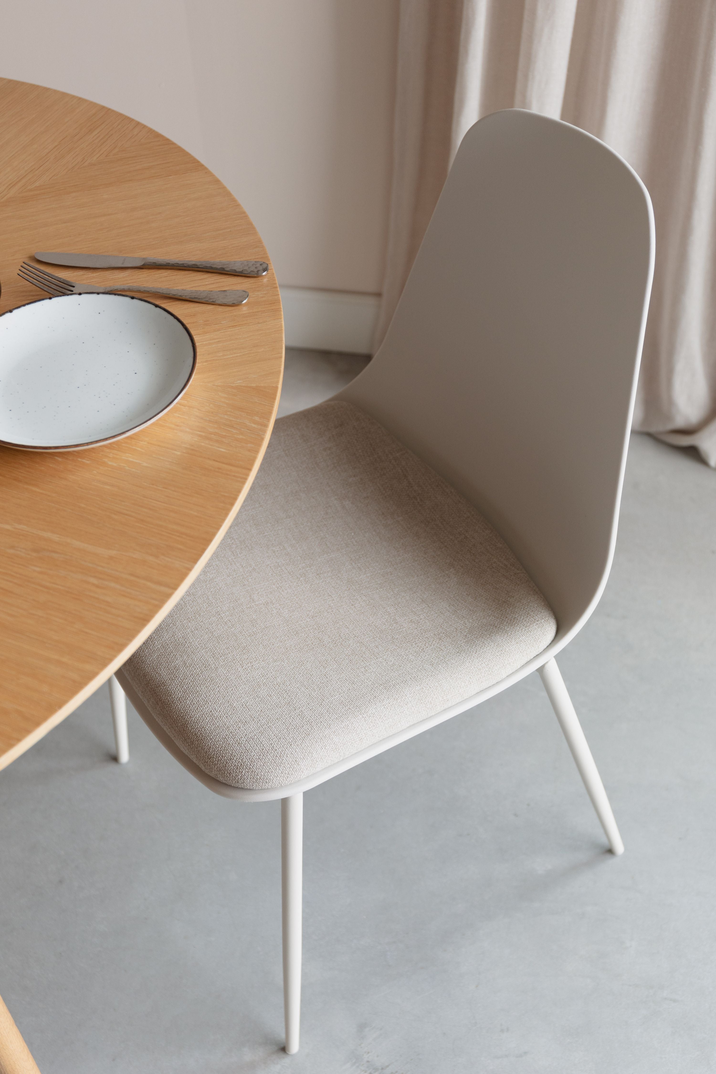 Jeffrey chair broken white