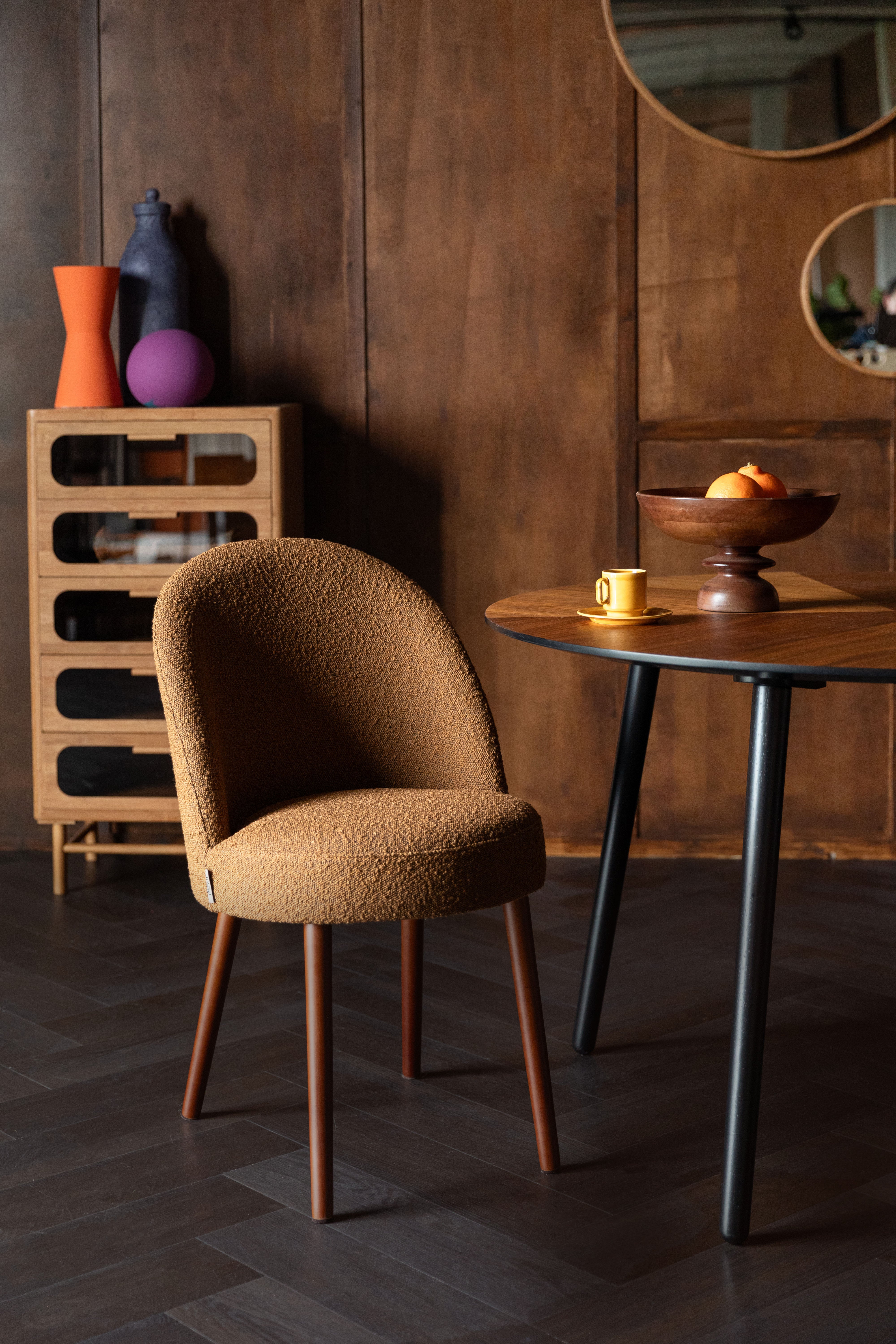 BARBARA chair ochre with wooden base