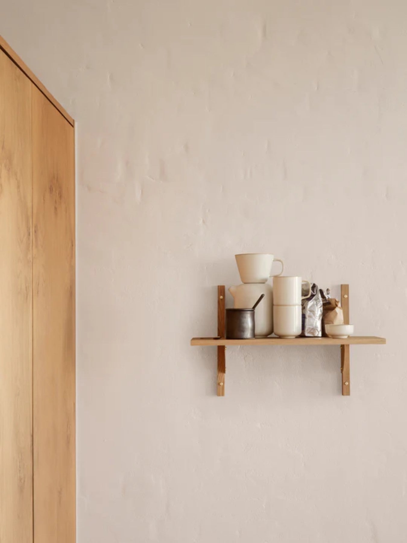 SECTOR NARROW shelf in oak veneer with a brass finish