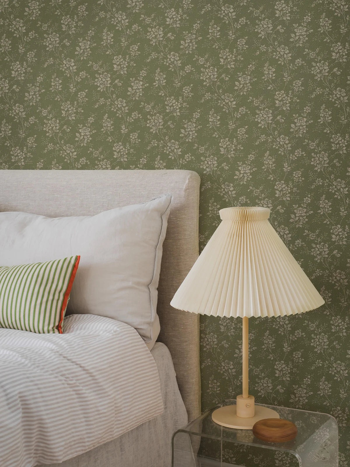 Wallpaper with a floral pattern HIP ROSE green