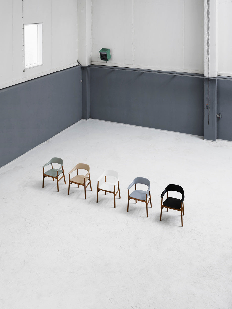 Chair with armrests Upholstered Herit with a natural oak base