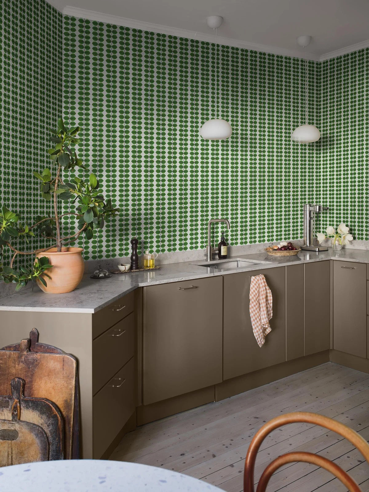 BERSÅ White Wallpaper with Orange Leaf Pattern