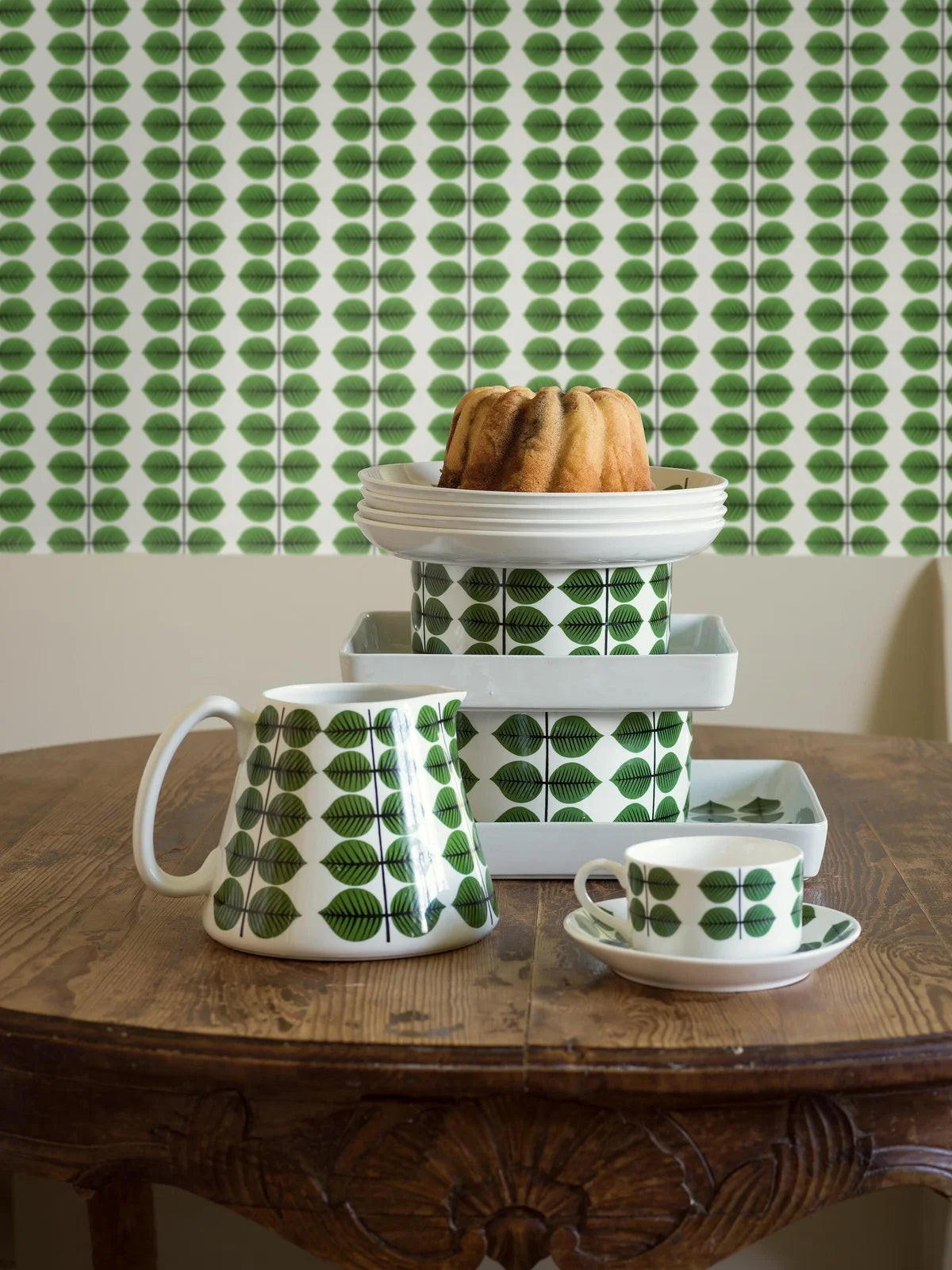 Wallpaper with a plant leaf pattern BERSÅ white with blue