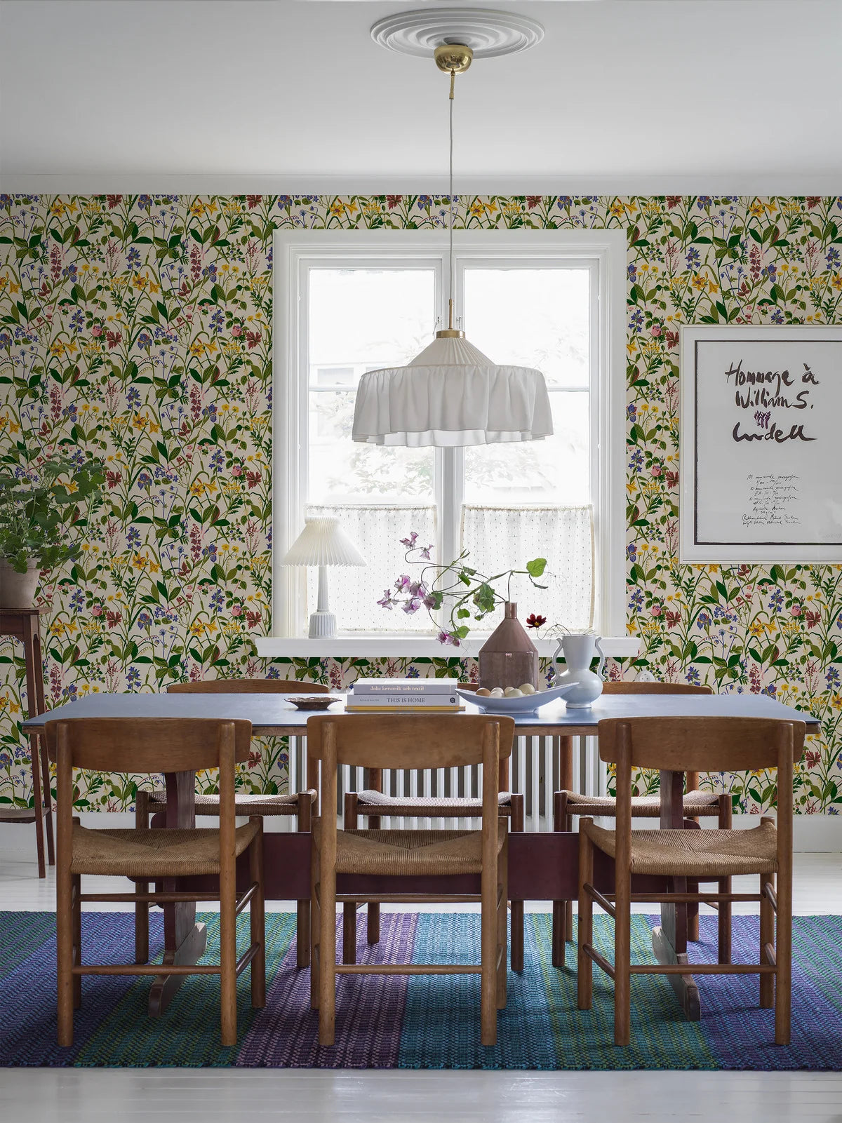 Cream wallpaper with a floral plant motif ROS OCH LILJA in green