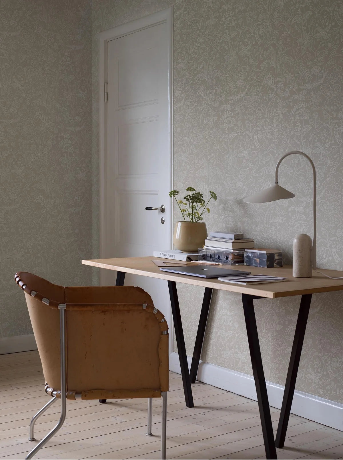 GRAZIA Gray Floral and Leaf Pattern Wallpaper with White