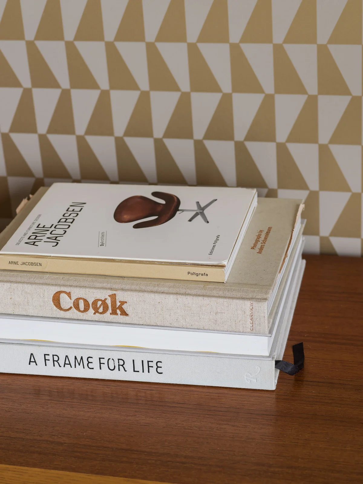 Non-woven paper wallpaper with geometric TRAPEZ pattern in beige with gold