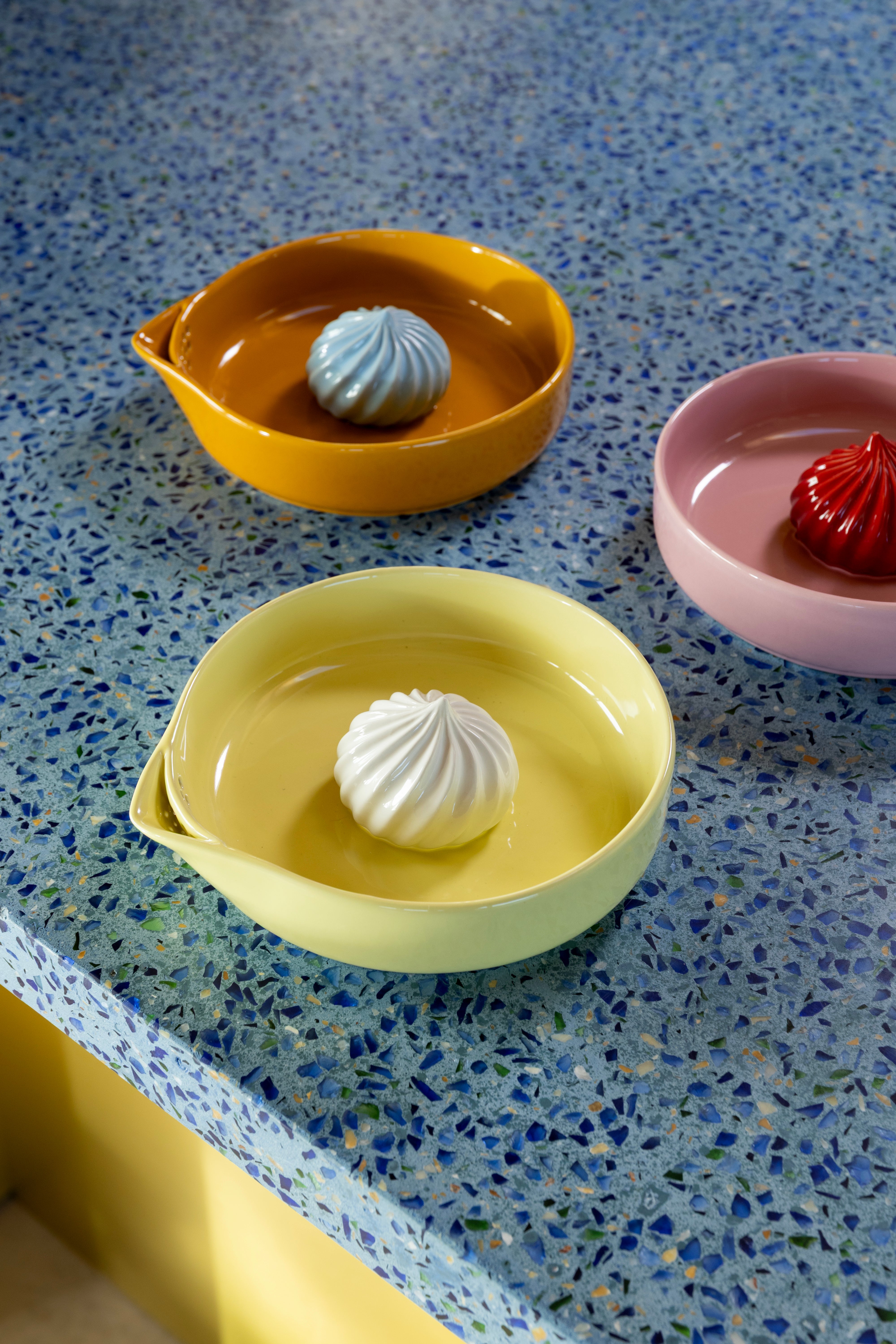 PUDDING pink citrus juicer with red