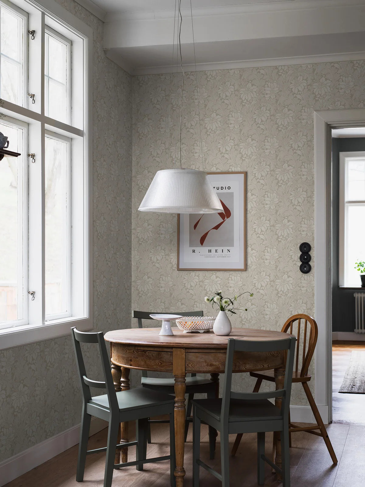 Non-woven paper wallpaper with a plant pattern ACANTHUS beige