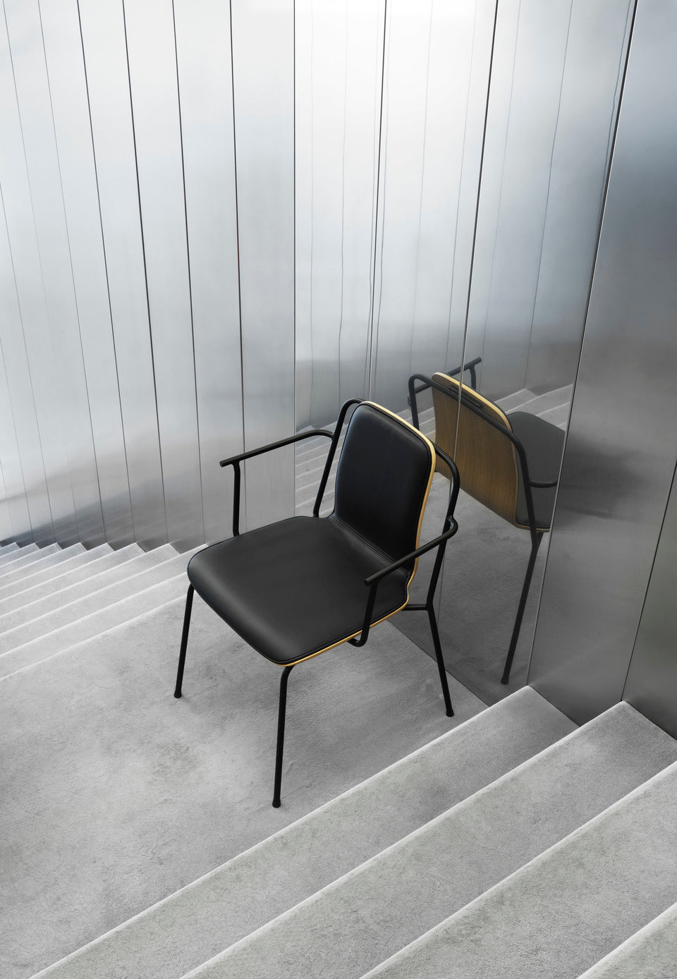 Chair with armrests Studio Veneer Oak with a black base