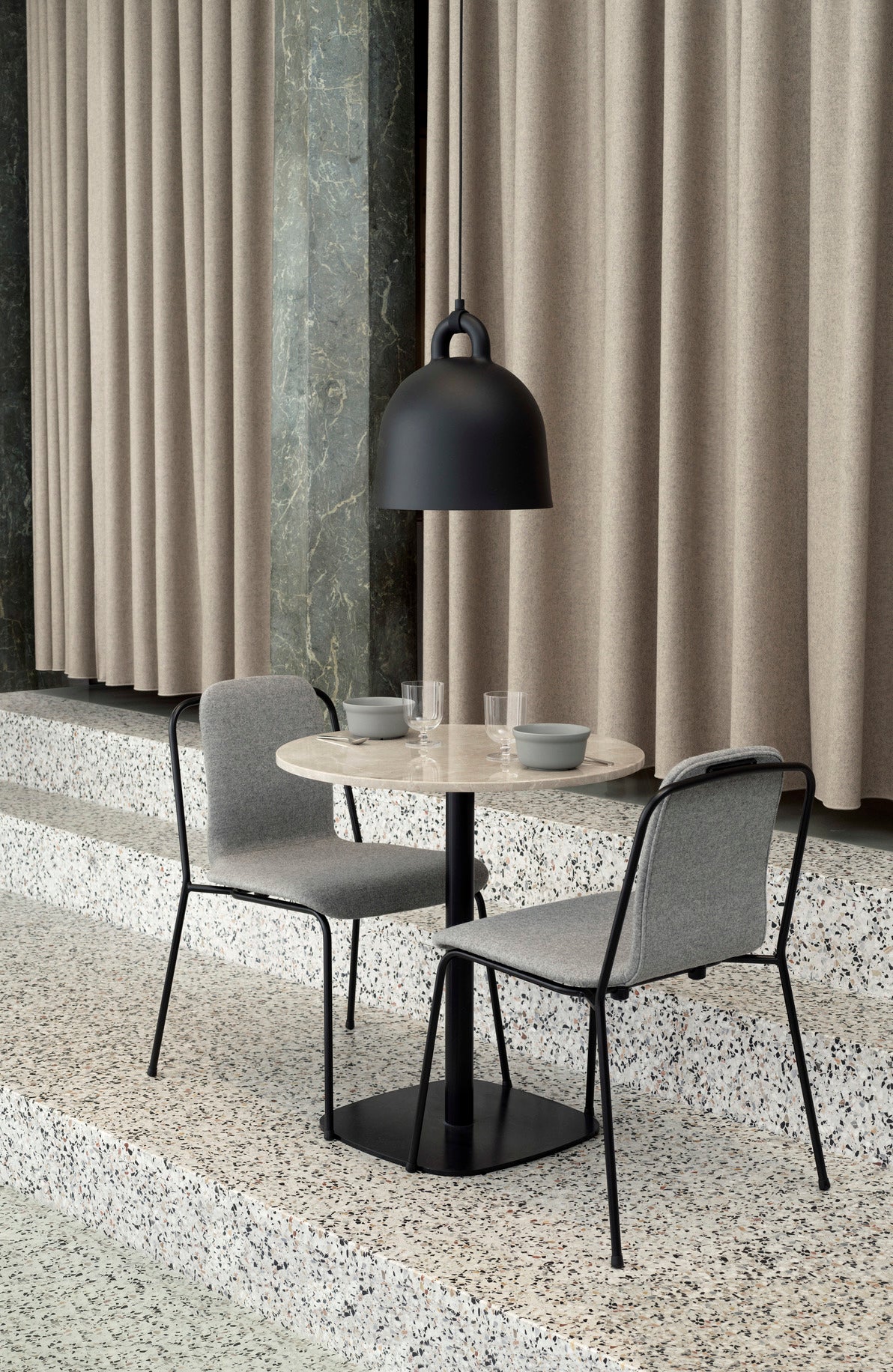 Studiostuhl schwarze Furnierasche mit einer schwarzen Basis