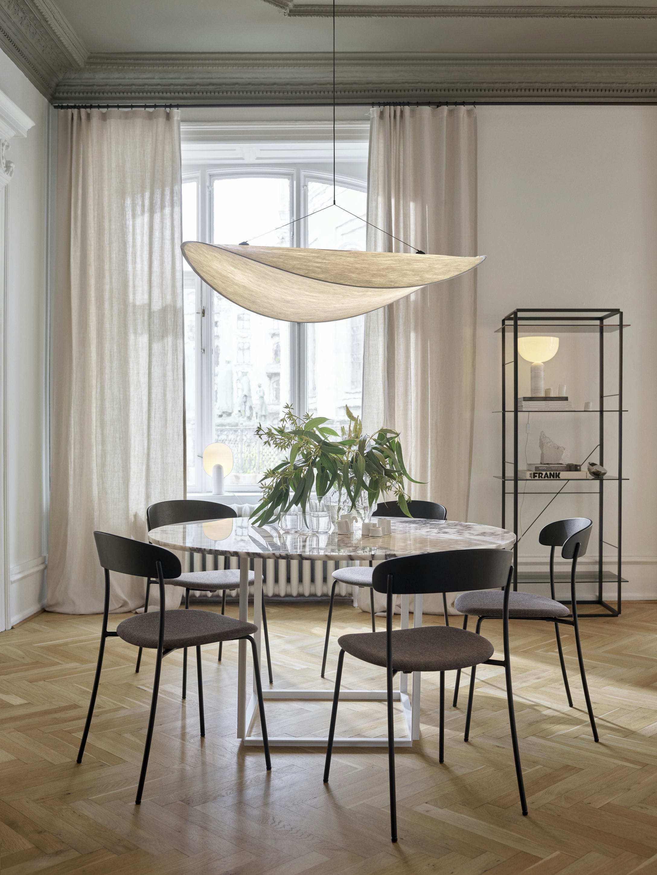Runder Tisch Florence White und Purple Marmor mit weißer Basis