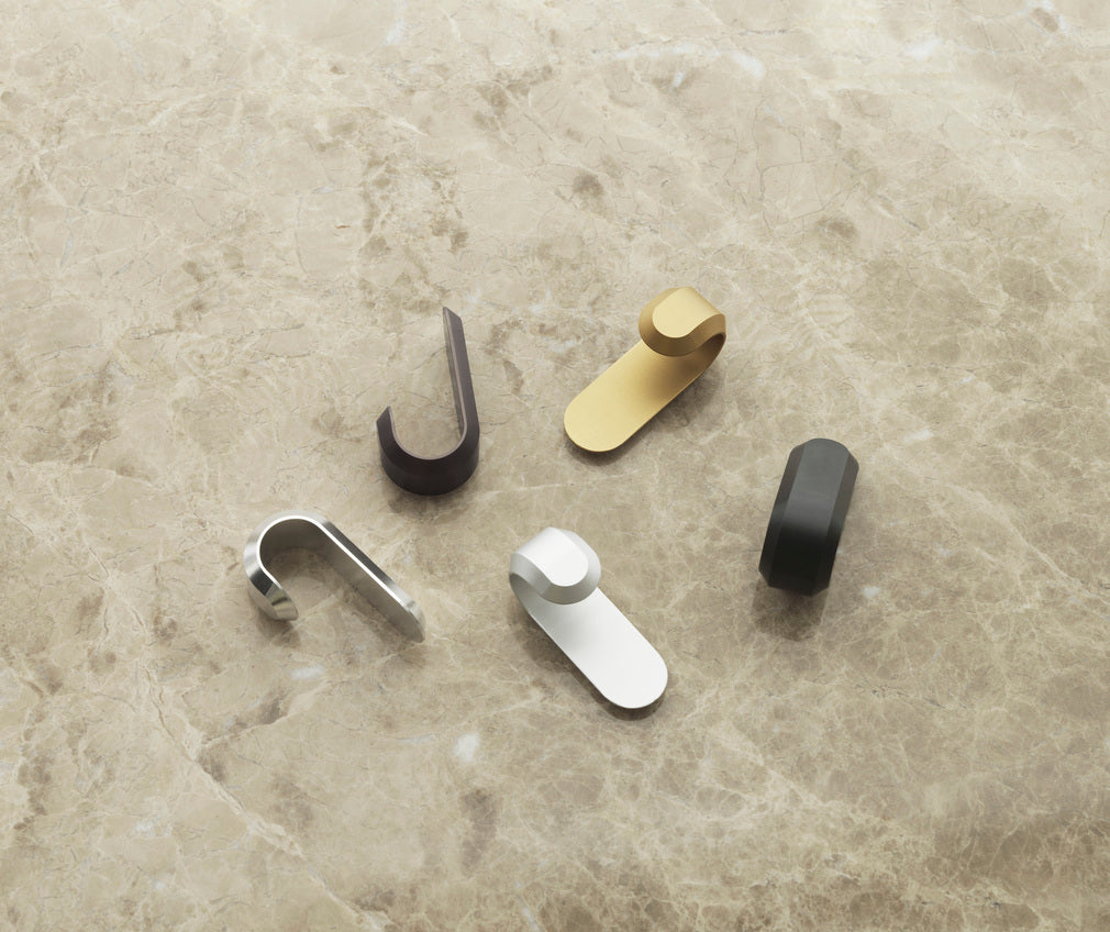 CURVE matte gold hanger set