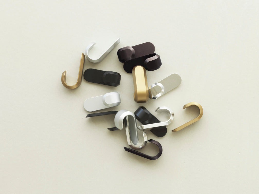 CURVE matte gold hanger set