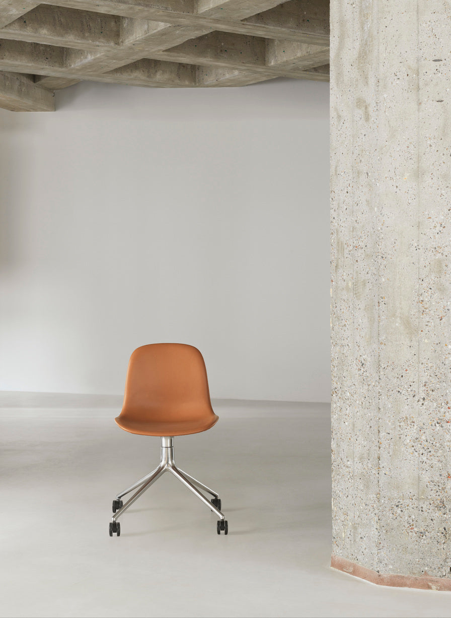 4W Green Stuhl mit einer schwarzen Basis auf Rädern