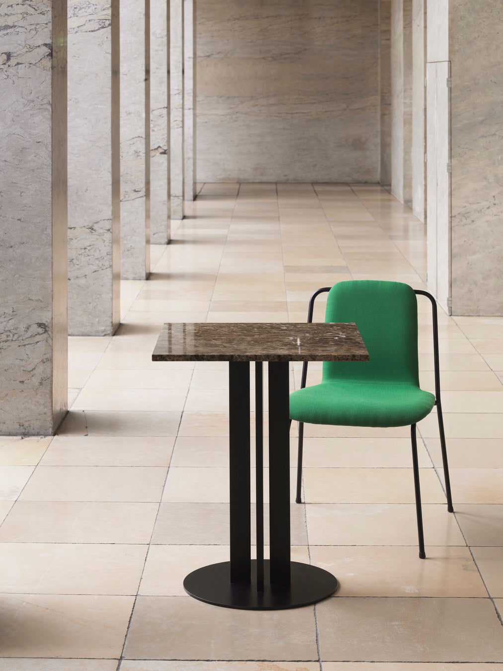 Cafe Table Scala Sand Marmor Top mit einer schwarzen Basis