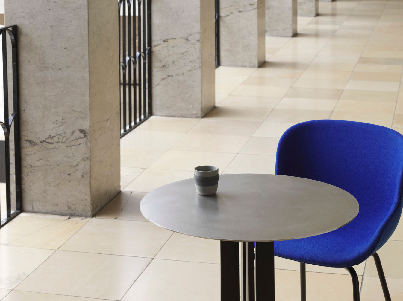 Rundes Café -Tisch -Scala -Stahloberteil mit einer schwarzen Basis