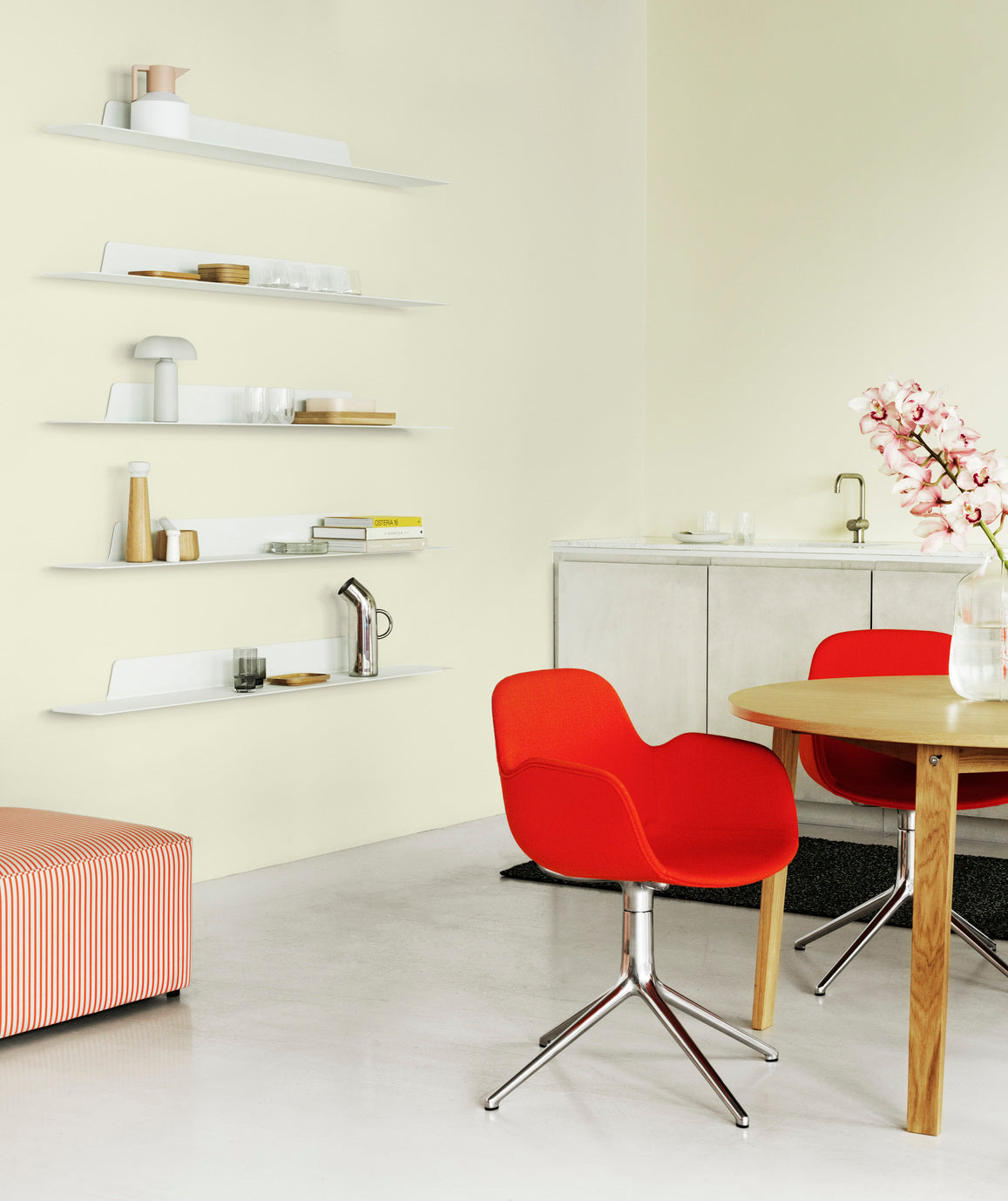 Office chair with armrests of 4L Blue Forms with an aluminum base