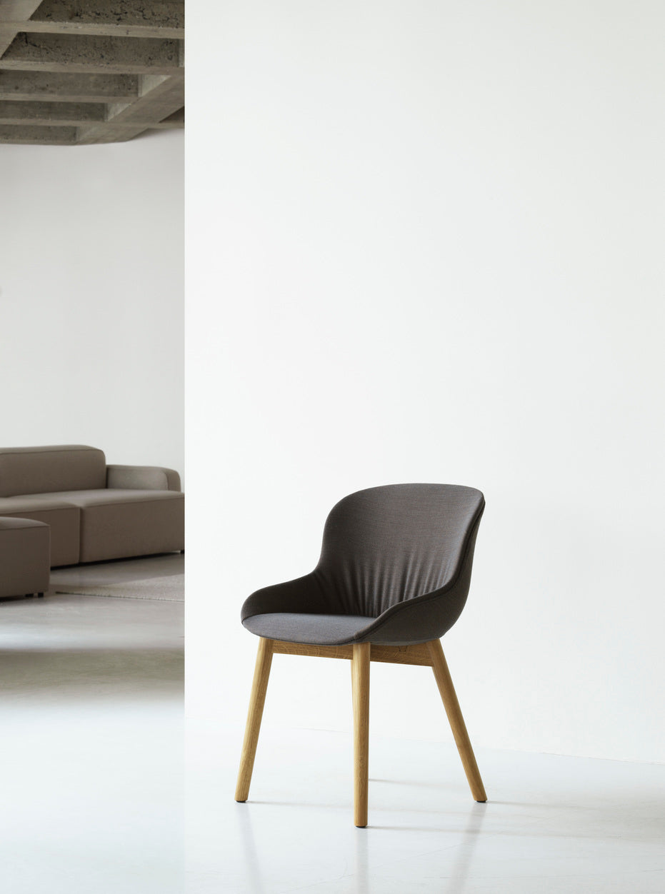 Hyg Comfort upholstered chair with a natural oak base
