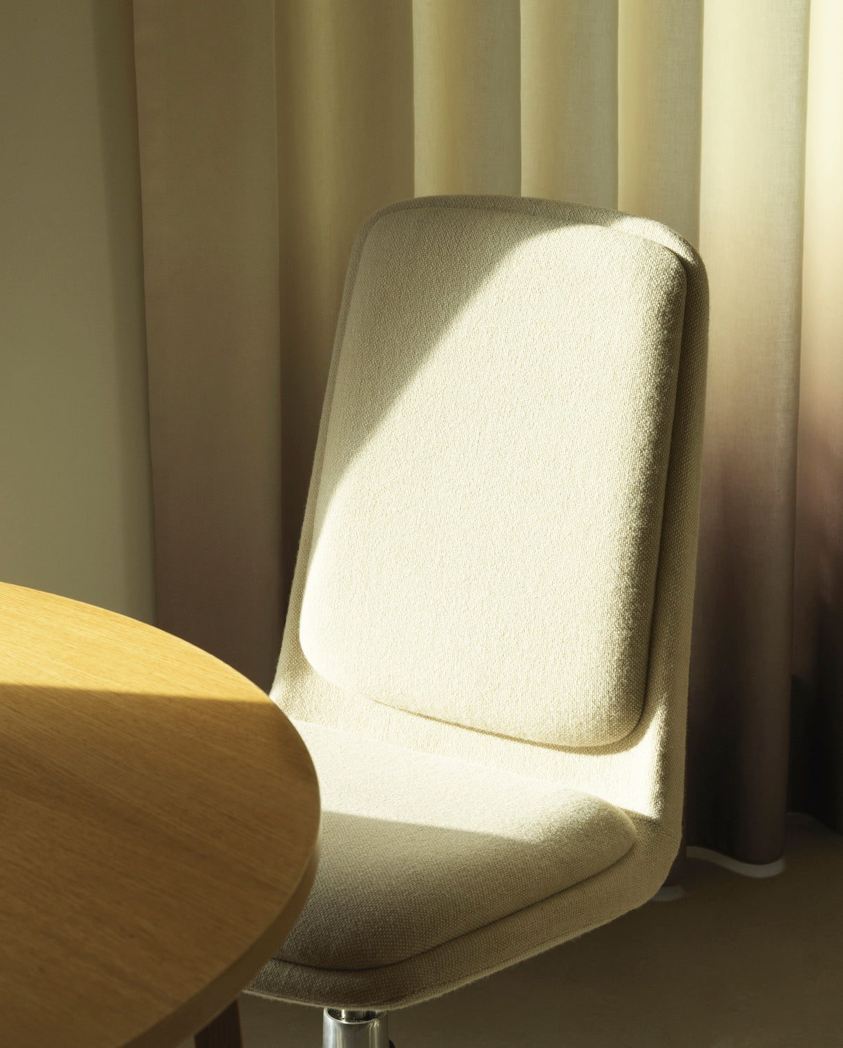 Offer high 4l Upholstered Office chair with a black base