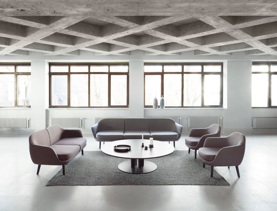 Runder Couchtisch Scala furniert mit einer schwarzen Basis