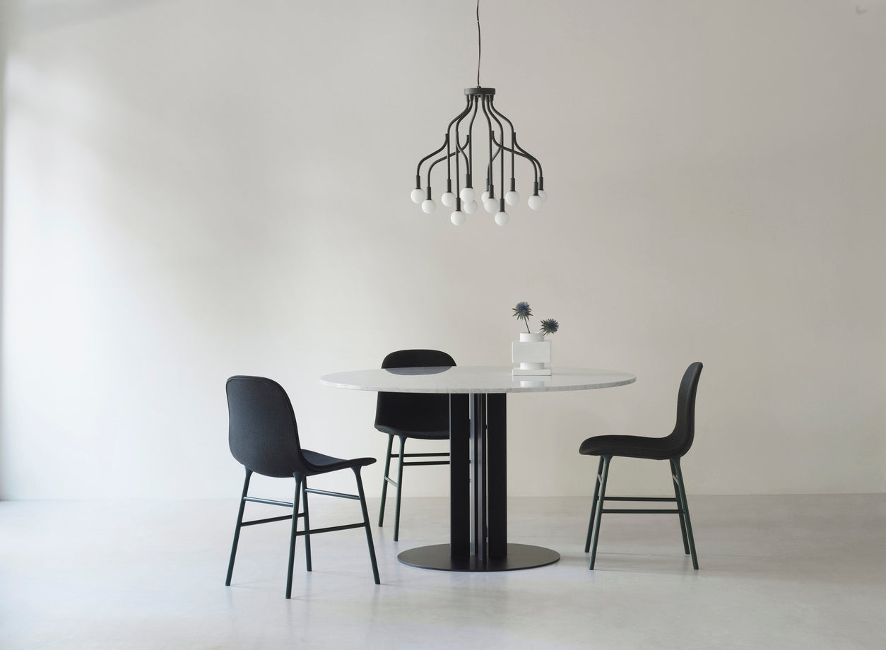 Round table Scala white marble top with a black base