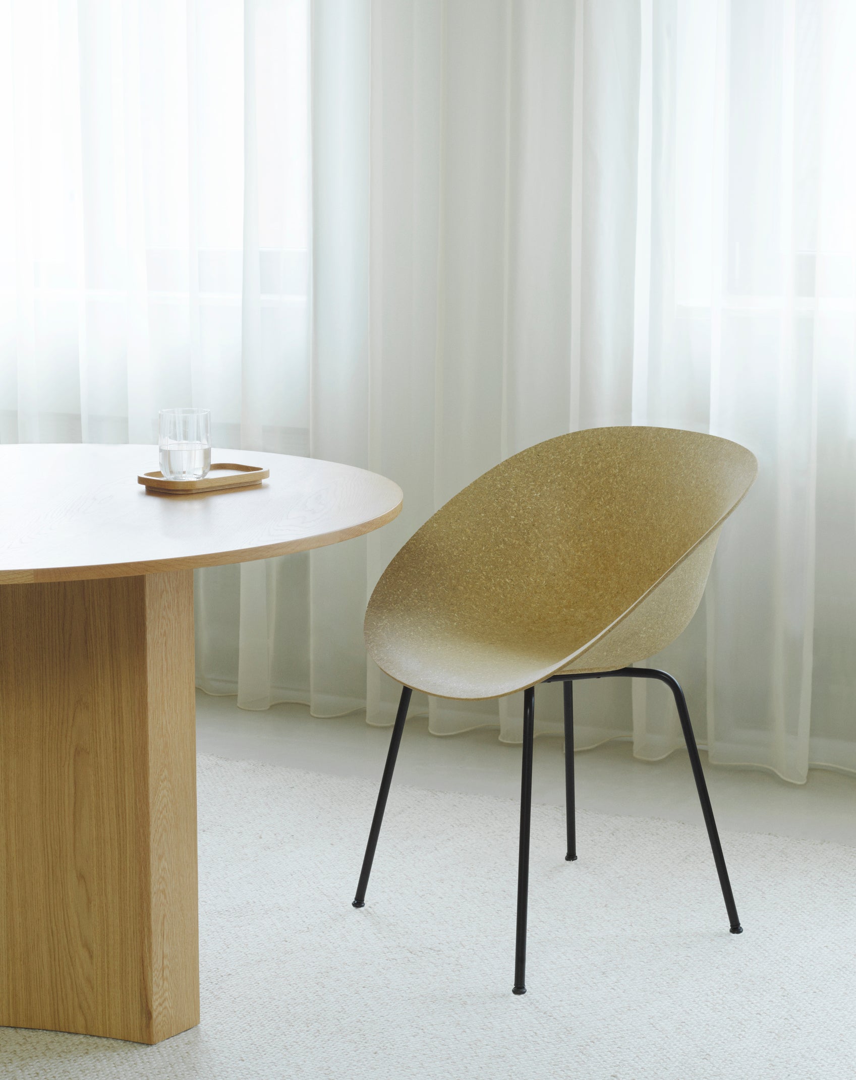 Sesselmattenstuhl Beige mit einer schwarzen Basis