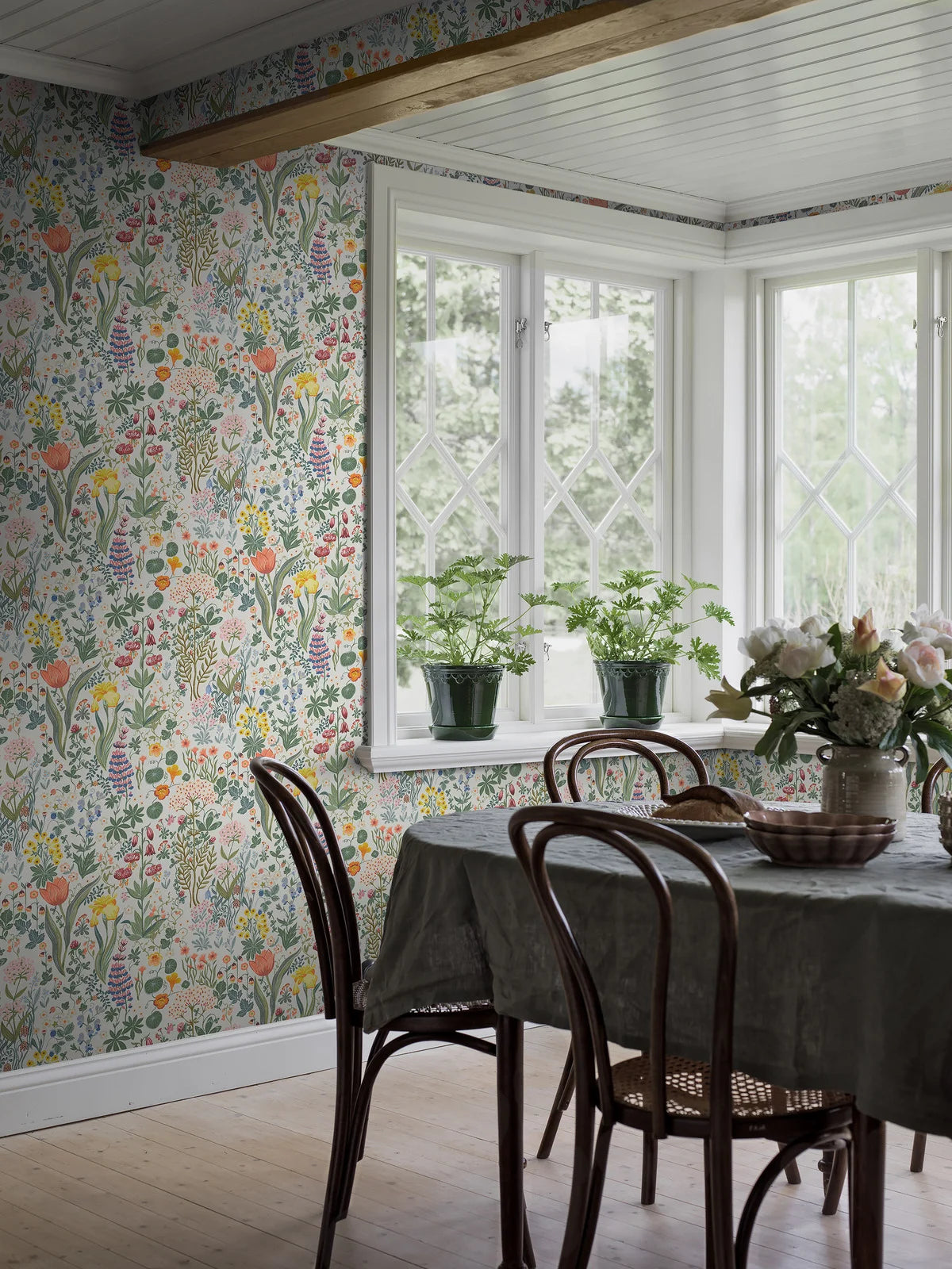 Wallpaper with floral plant motif BLOMSTERHAV white with green