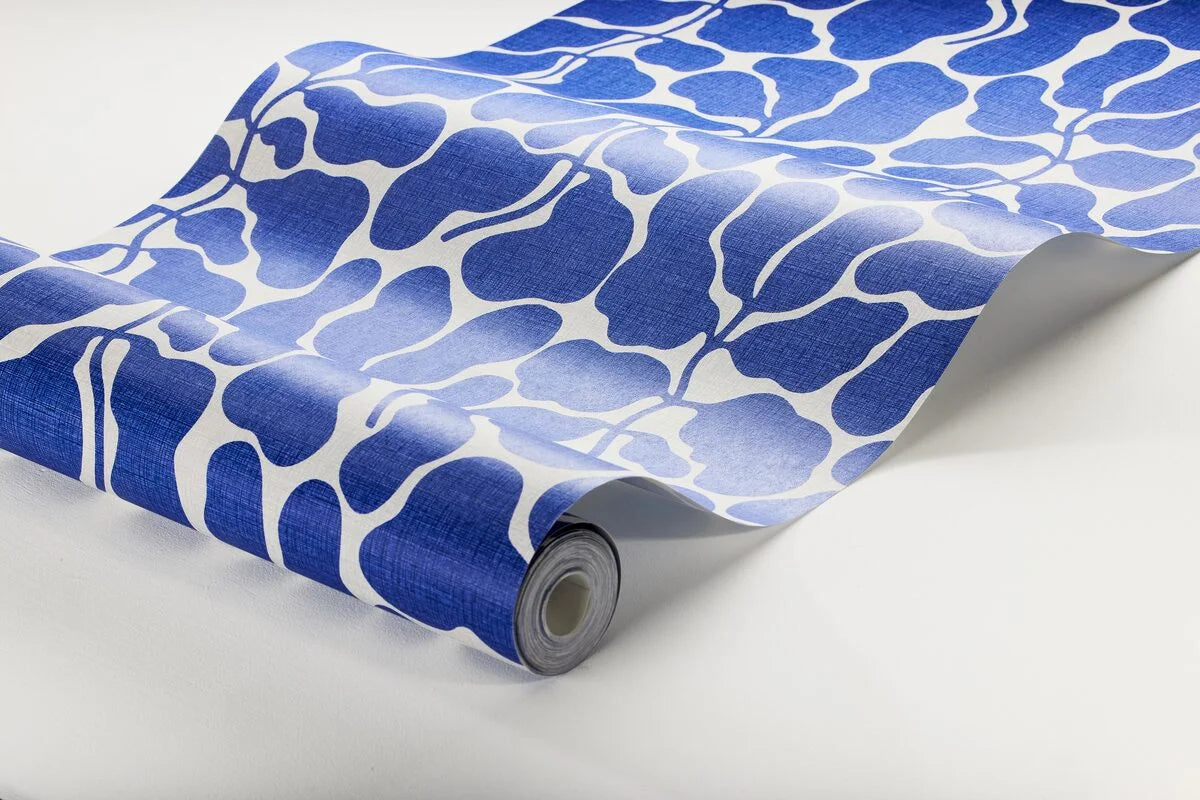 Non-woven paper wallpaper with a botanical pattern MY SECRET GARDEN blue with white