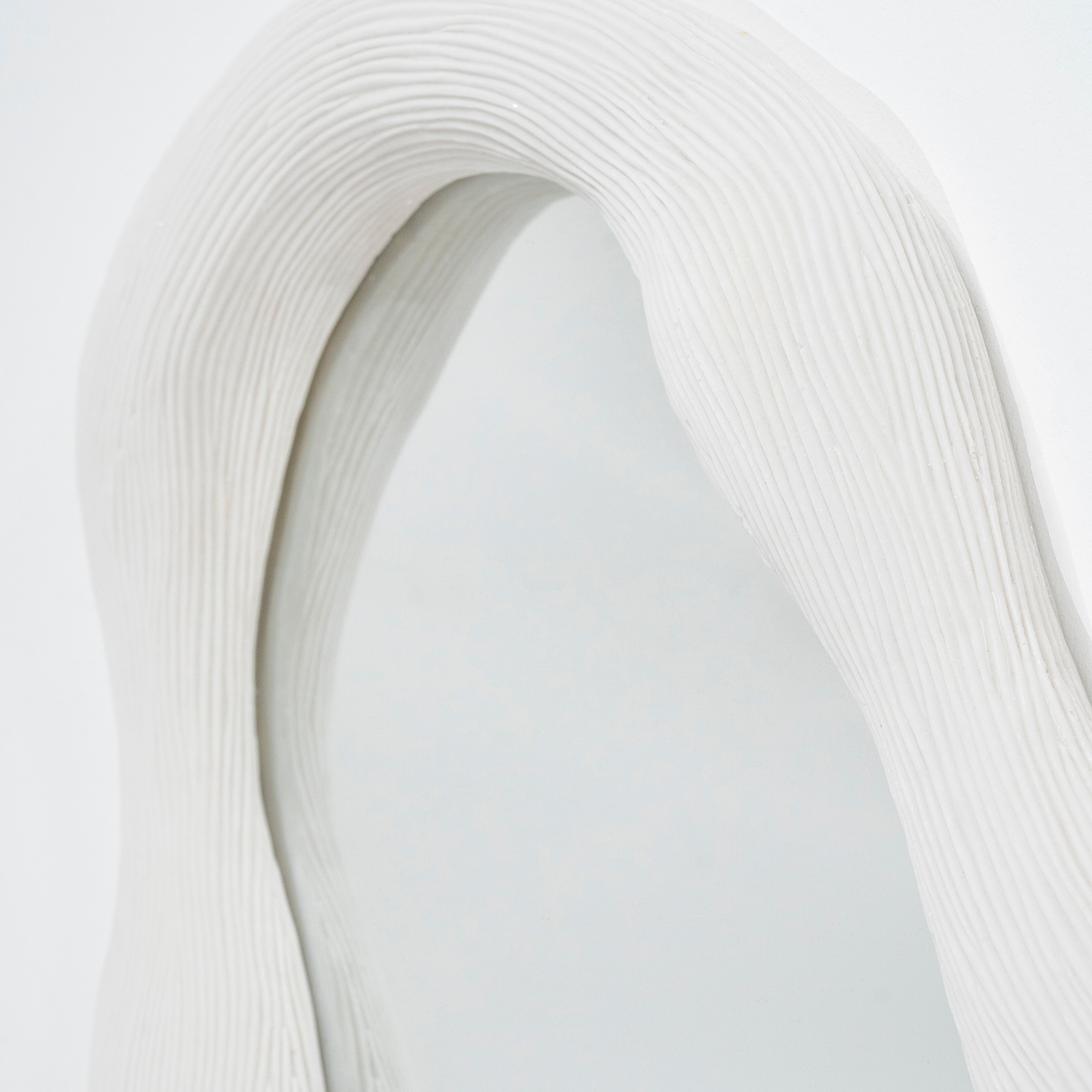 ALIA white mirror