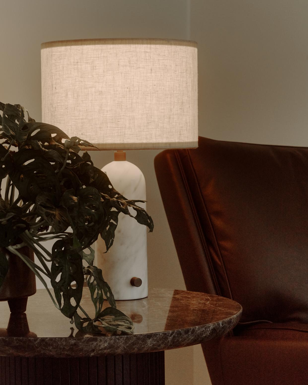 GRAVITY black table lamp