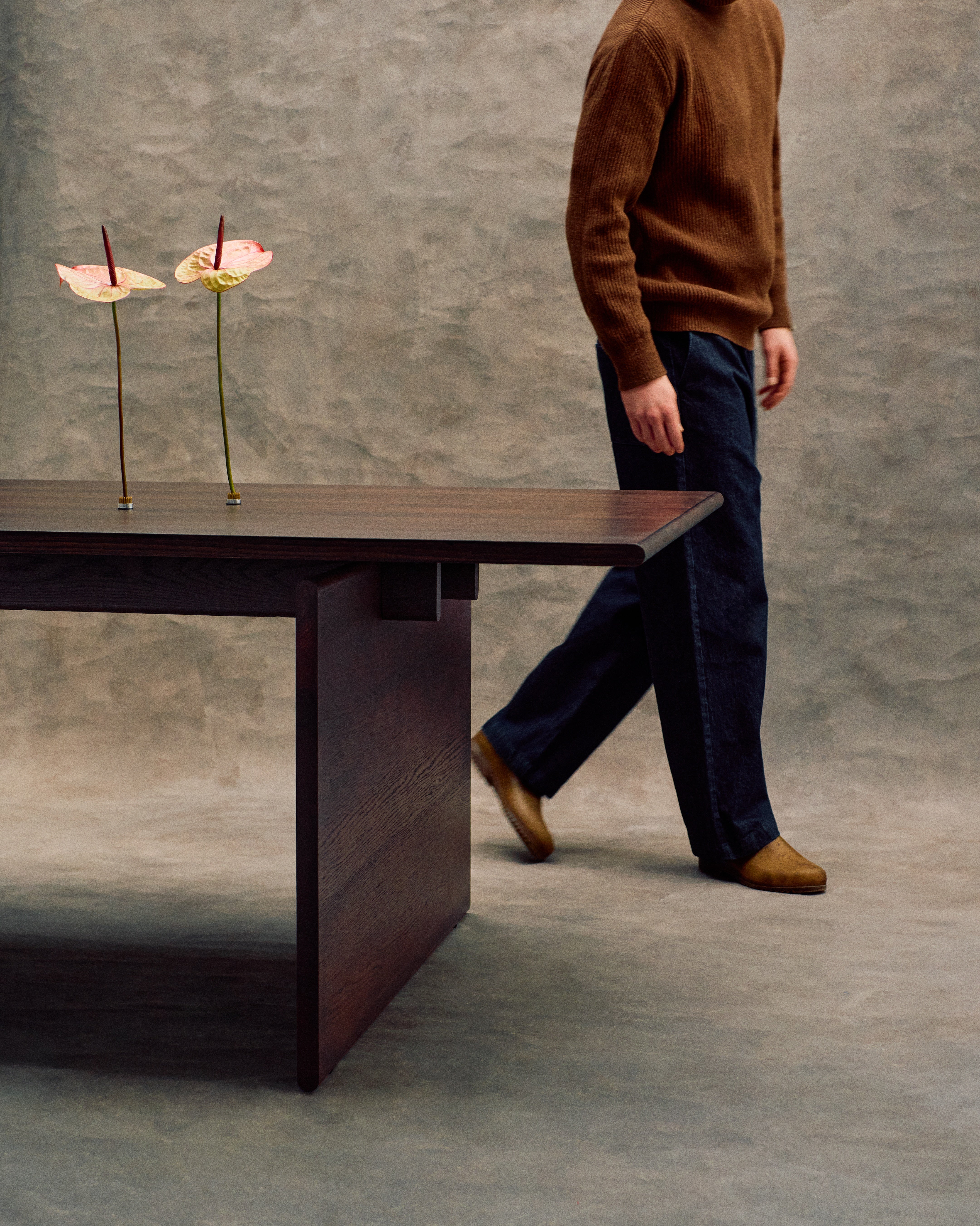 NOMEN oak veneer table