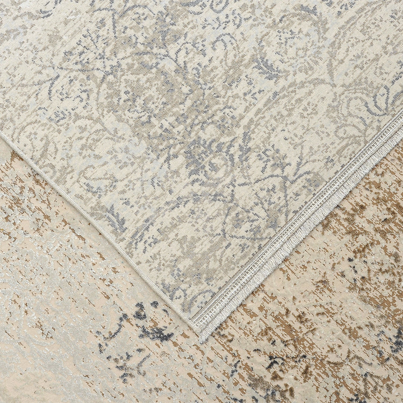 Royal rug with beige ornaments