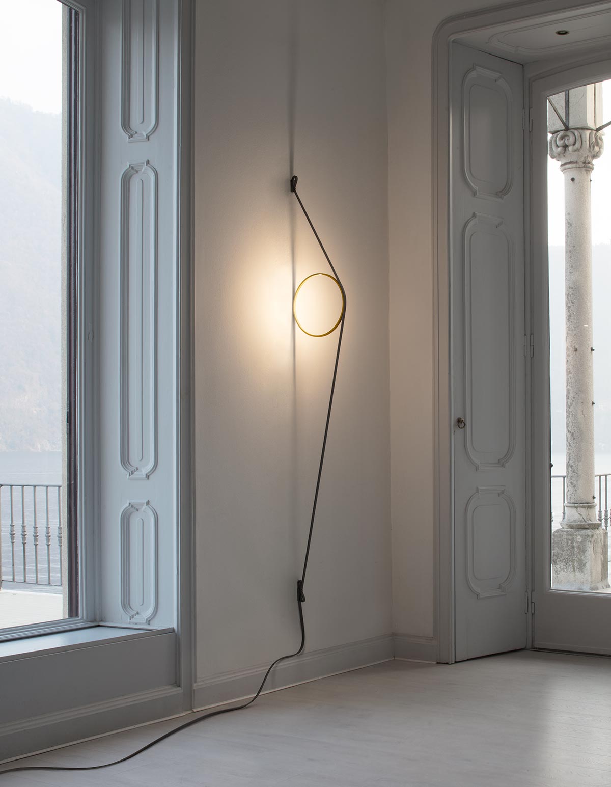 WIRERING Gray Wall Lamp with Black