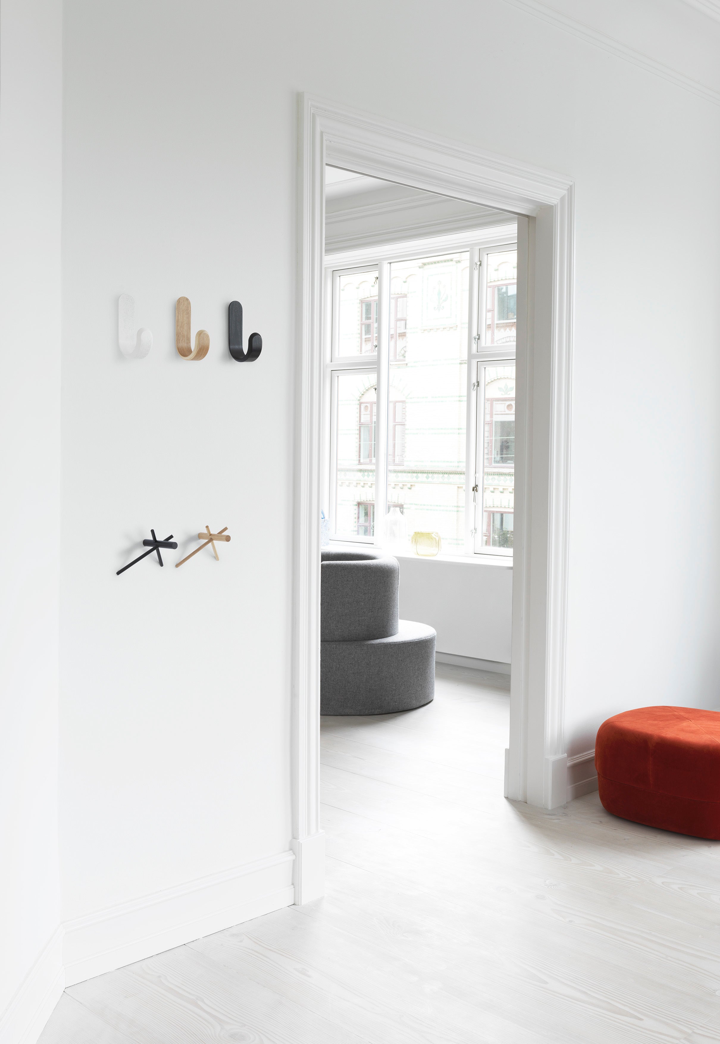 Garderobe CURVE schwarz Eschenfurnier