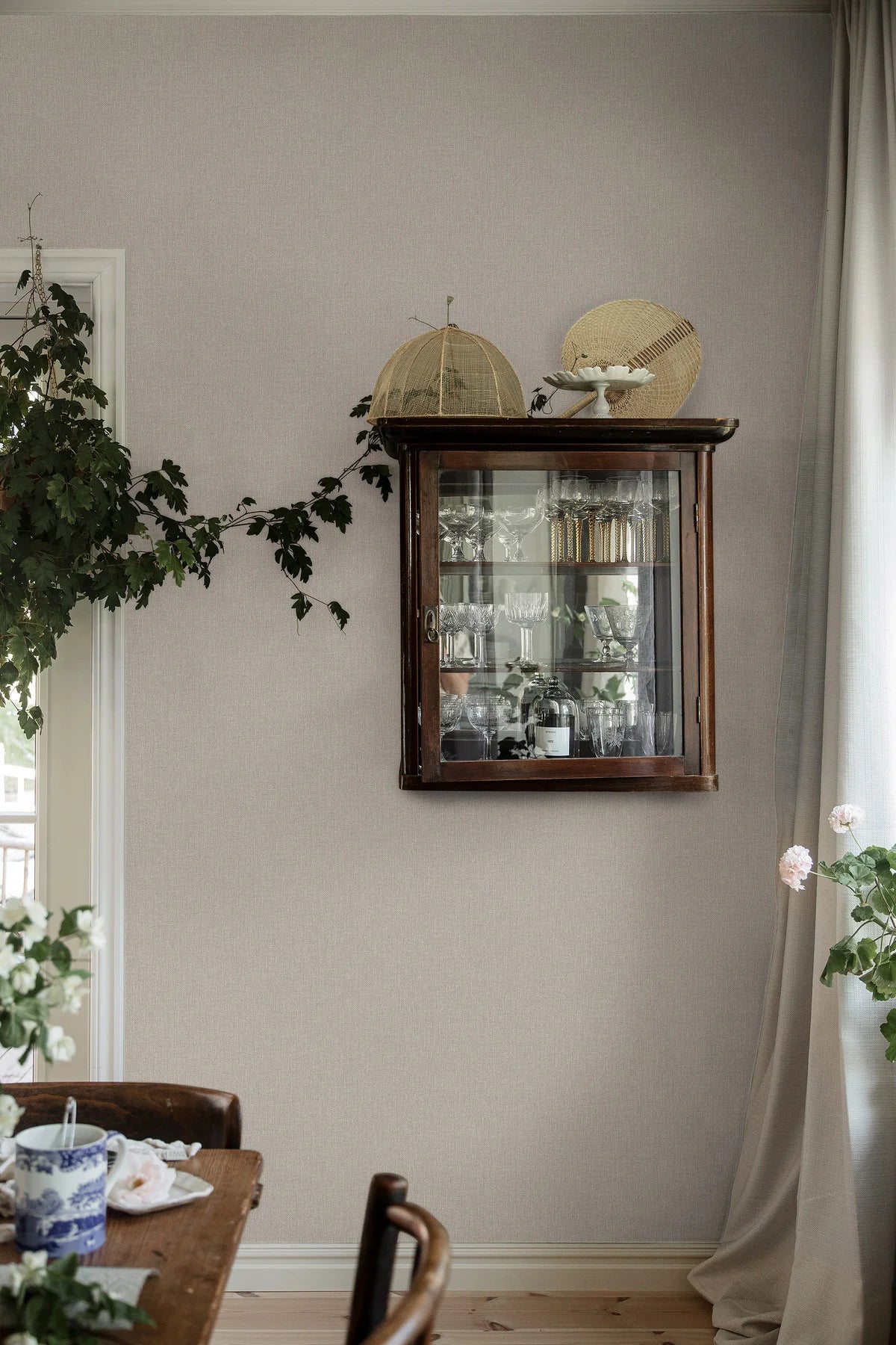 Textured wallpaper resembling canvas WEAVER’S WALL beige