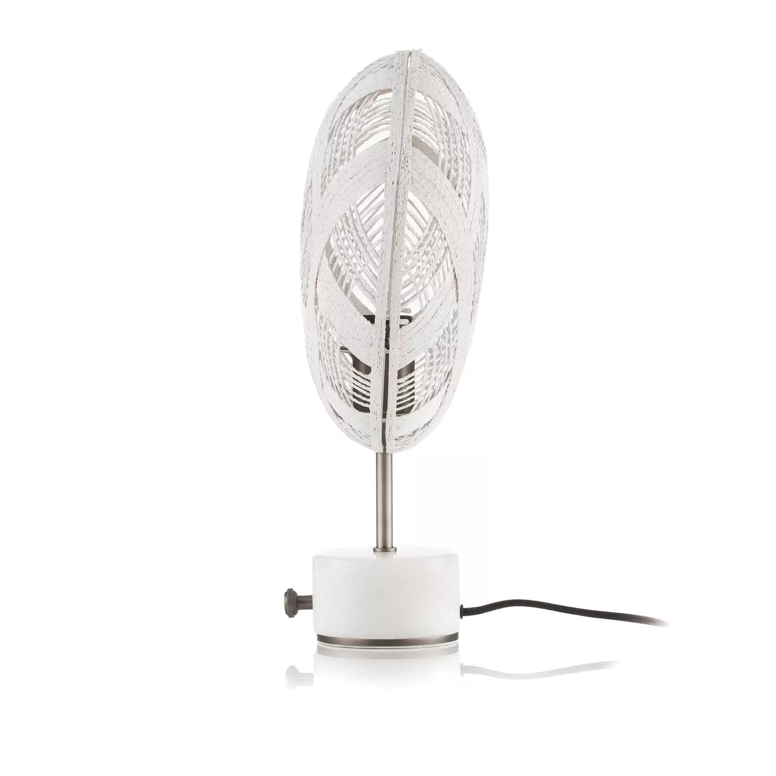 Weiße Tischlampe mit einer silbernen Basis